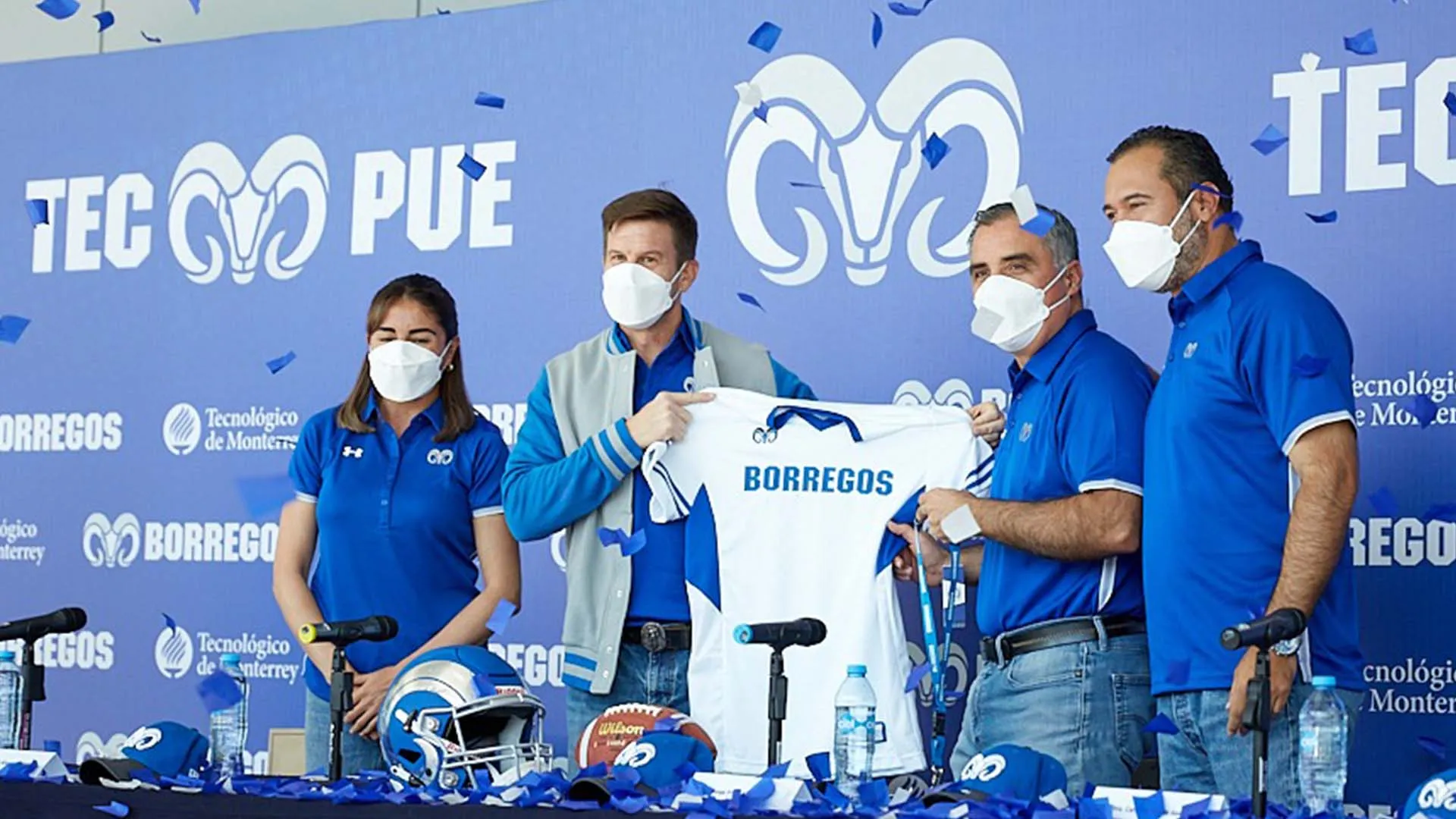 El Coach Eric Fisher porta con orgullo sus nuevos colores.