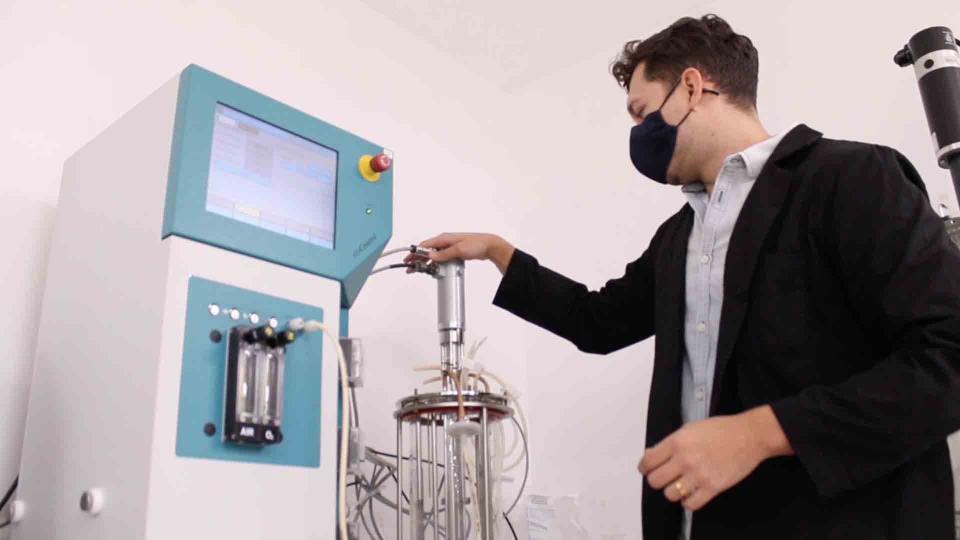 Investigación de alumno de posgrado del Tec Guadalajara busca aminorar el impacto ambiental del tequila.