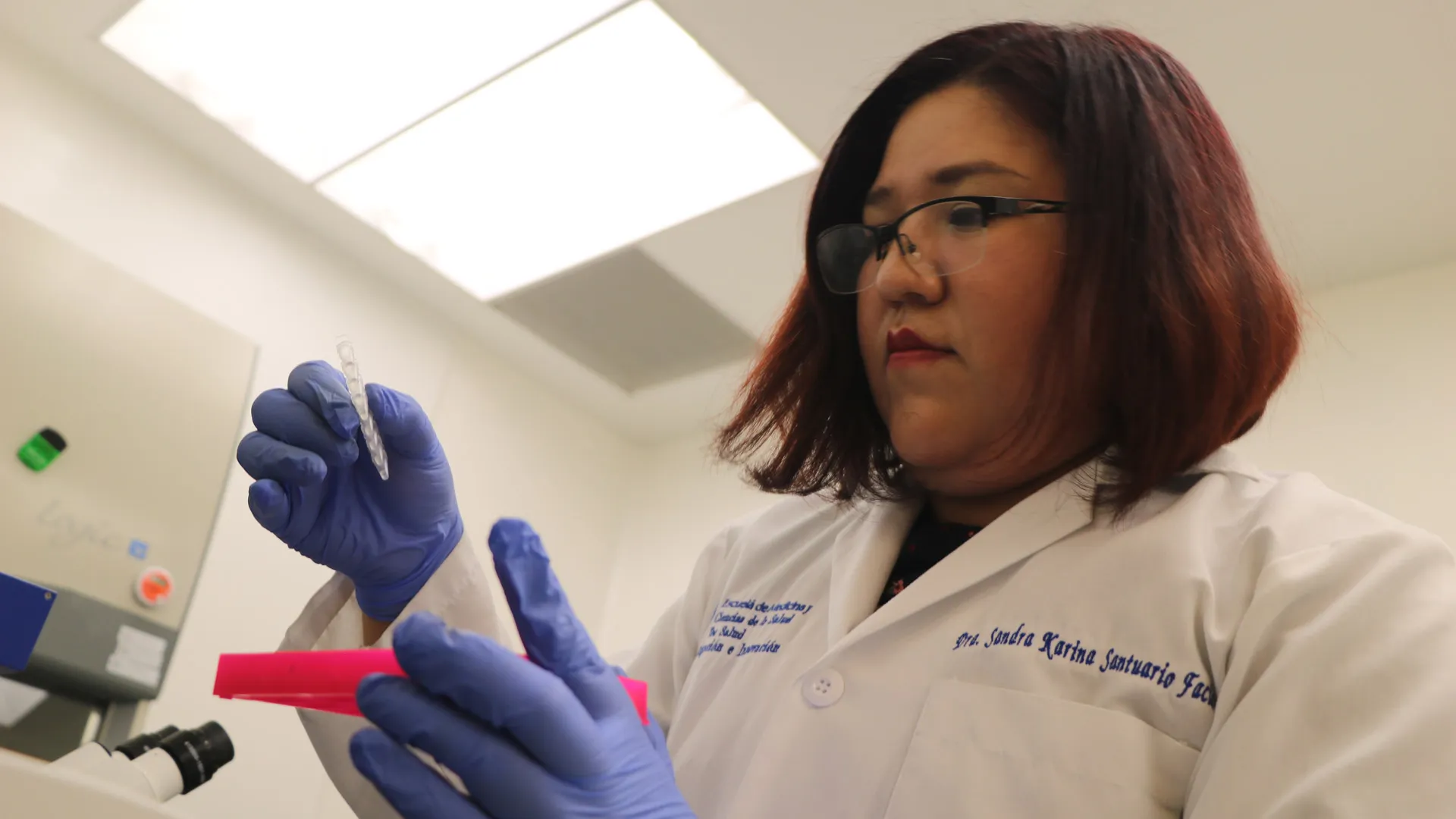 La científica que estudia el cáncer de mama a nivel molecular