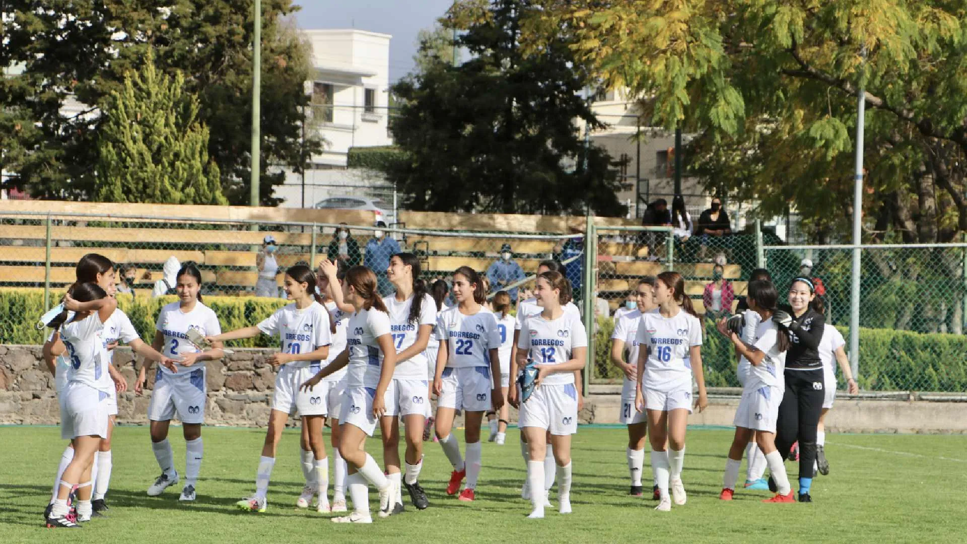 El equipo celebra su triunfo.