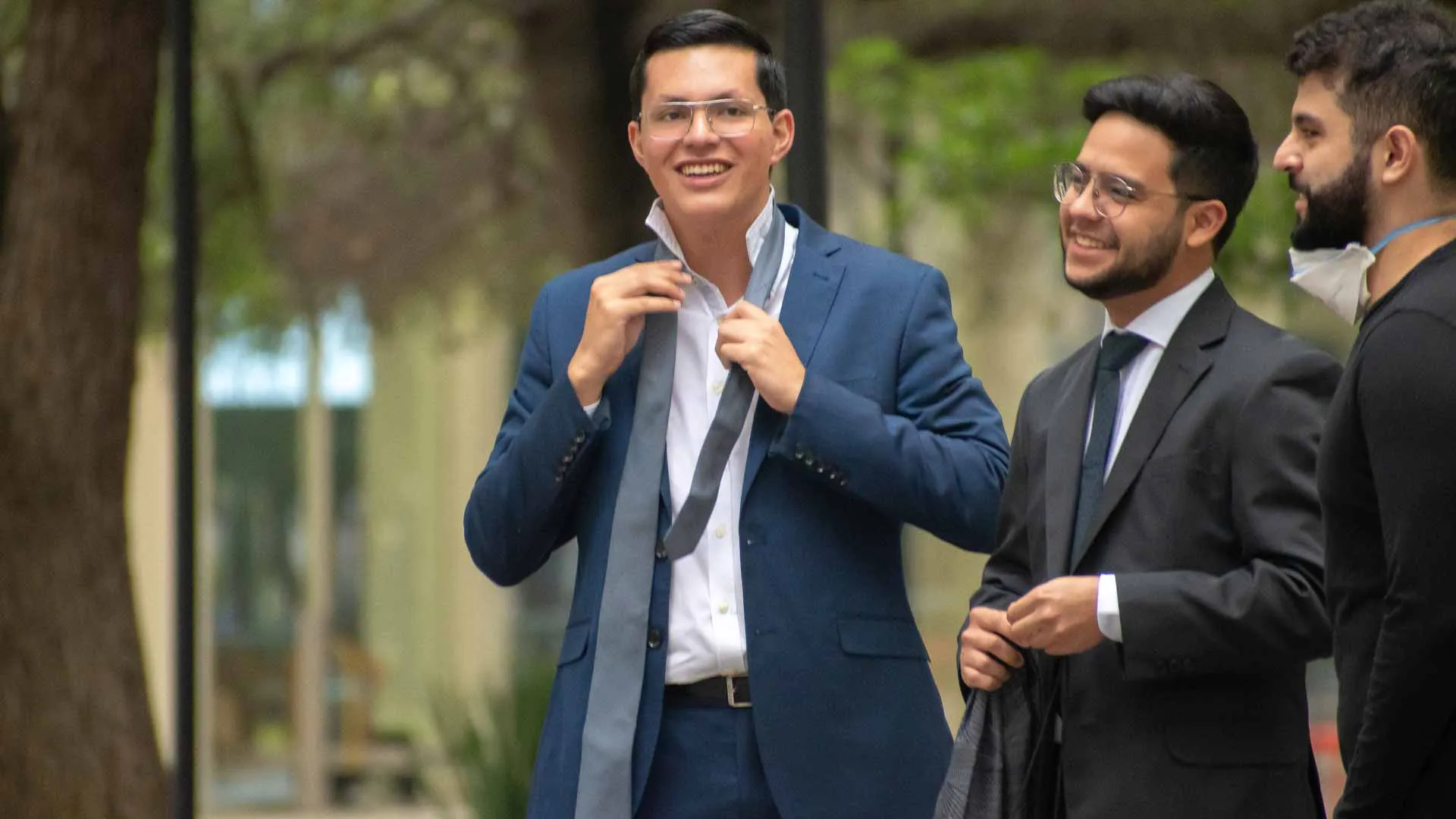 Alumno de Biotecnologia se acomoda la corbata 