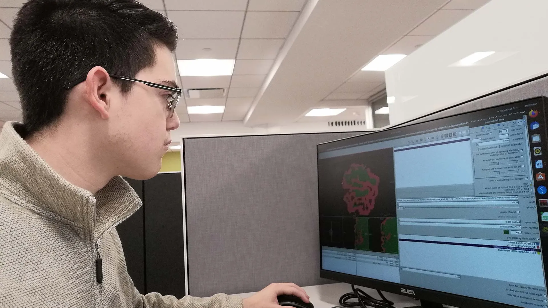 Alumno frente a computadora