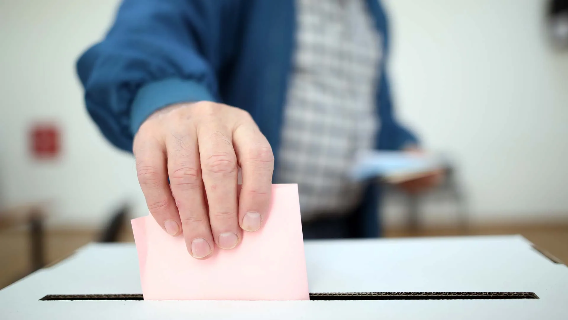 Ciudadano deja su voto en una casilla. Consulta las opciones en la consulta de revocación de mandato