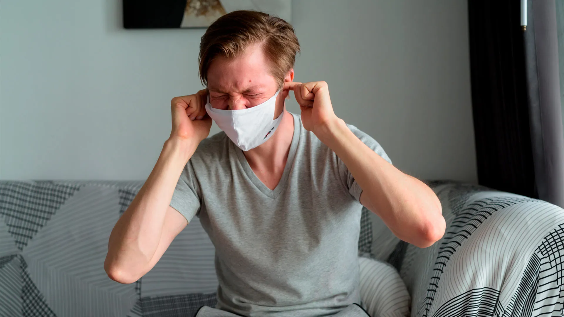 La variante de COVID Omicron puede generar síntomas en vías auditivas, por ejemplo, causar tinnitus.