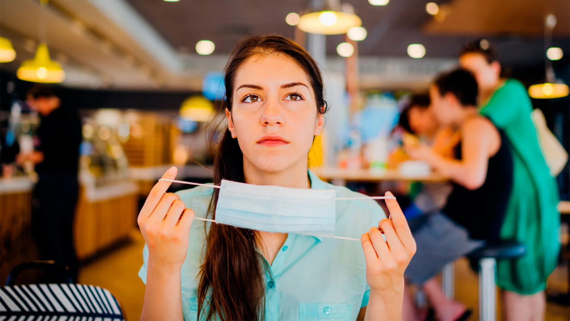 Autoridades sanitarias en México comienzan a permitir el uso opcional de cubrebocas en lugares cerrados.