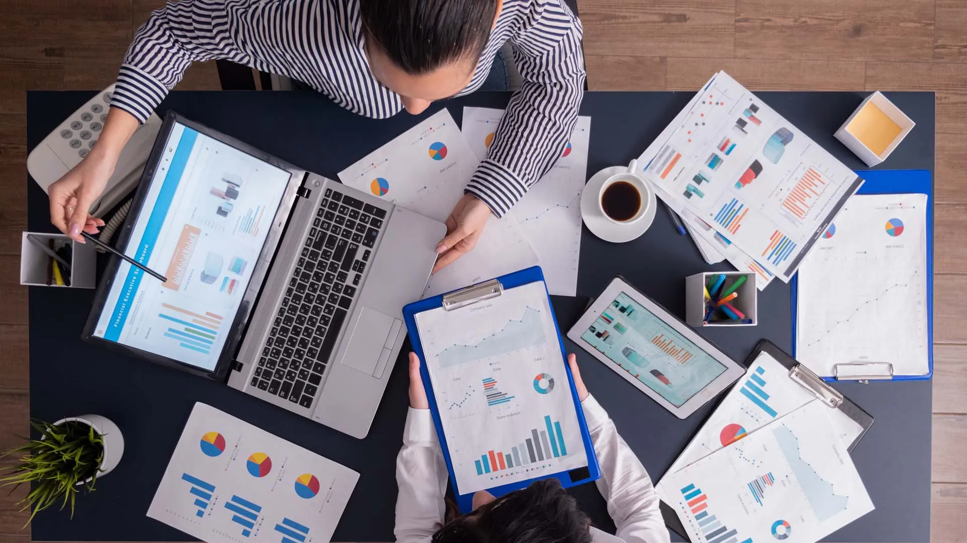 dos personas planeando estrategias en un escritorio