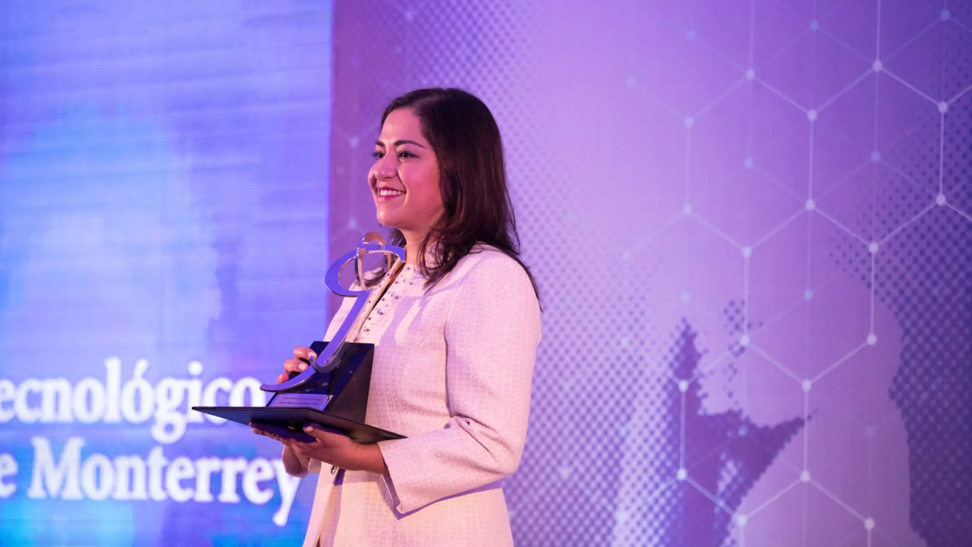 Janet Gutierrez fue reconocida con el Premio Rómulo Garza que premia su trayectoria destacada en el ámbito científico