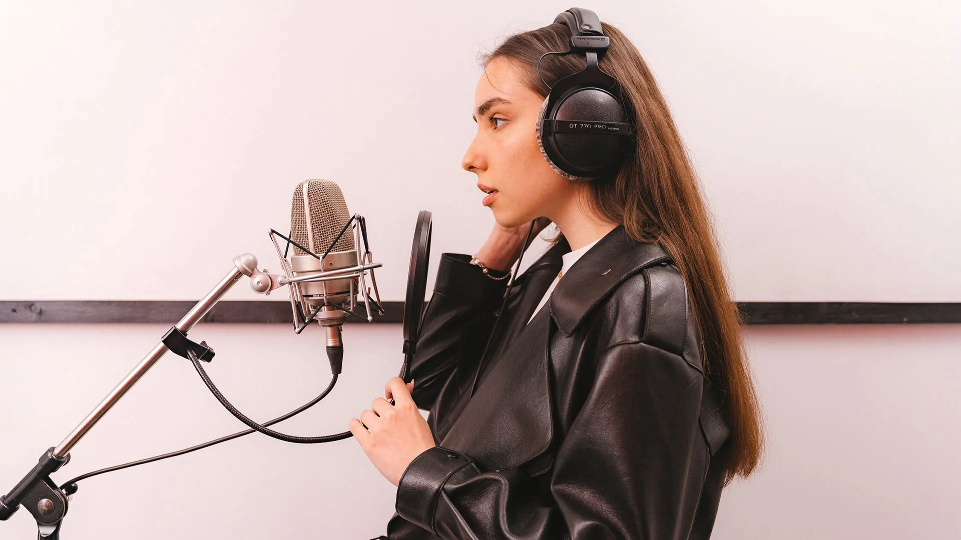 Mujer en cabina de audio