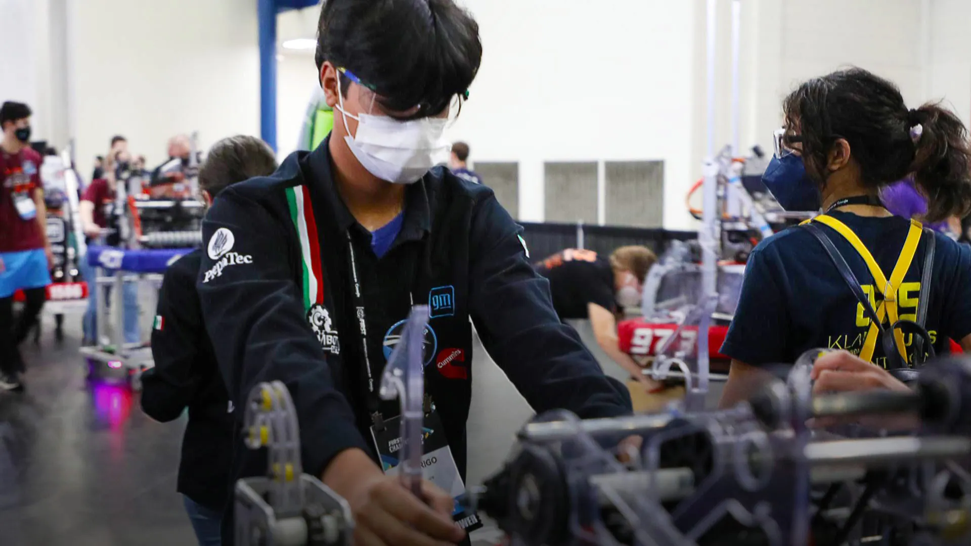 Pandemia lo hizo dudar, pero FIRST lo ayuda a estudiar en EU 