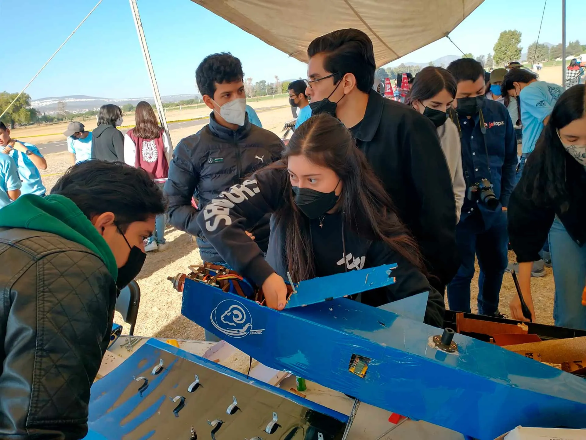 Alumnos del Tec Guadalajara crearon aeronave para competencia SAE de radio control.