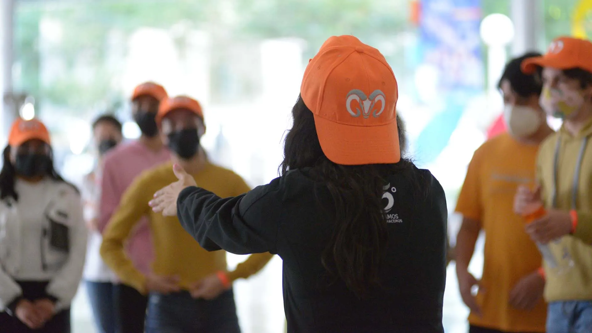 Alumnos de sexto semestre equipo naranja en actividad de liderazgo 