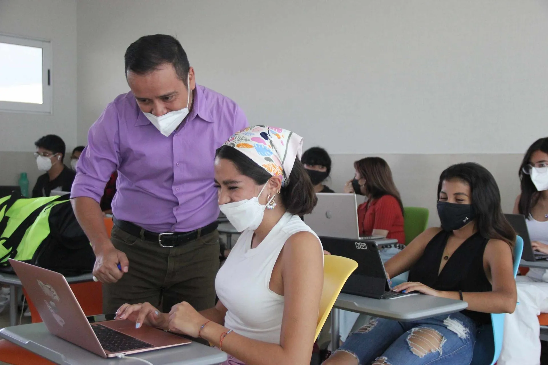 Profesor PrepaTec Cuernavaca gana premio por obra inédita en Concurso estatal de poesía