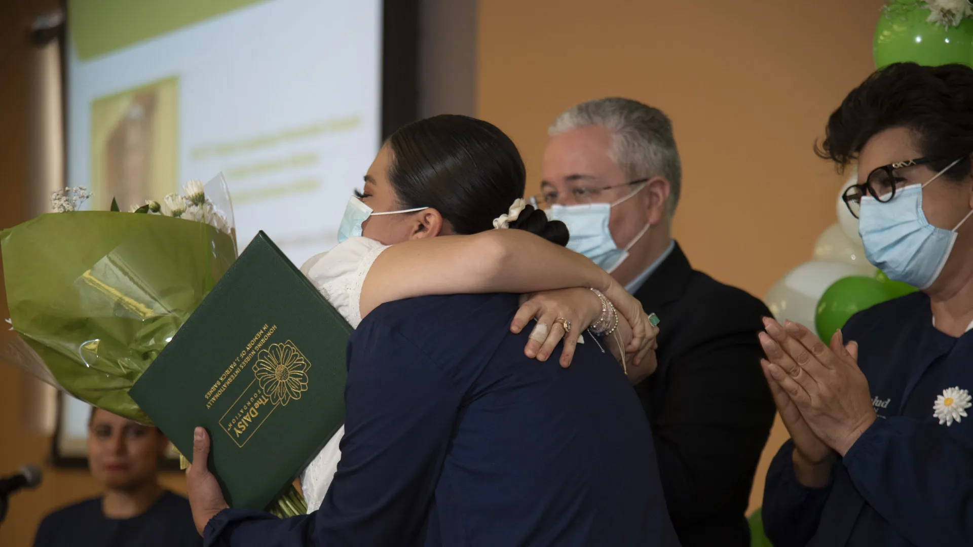 El personal de Enfermería recibió los reconocimientos de manos de los pacientes que los nominaron.