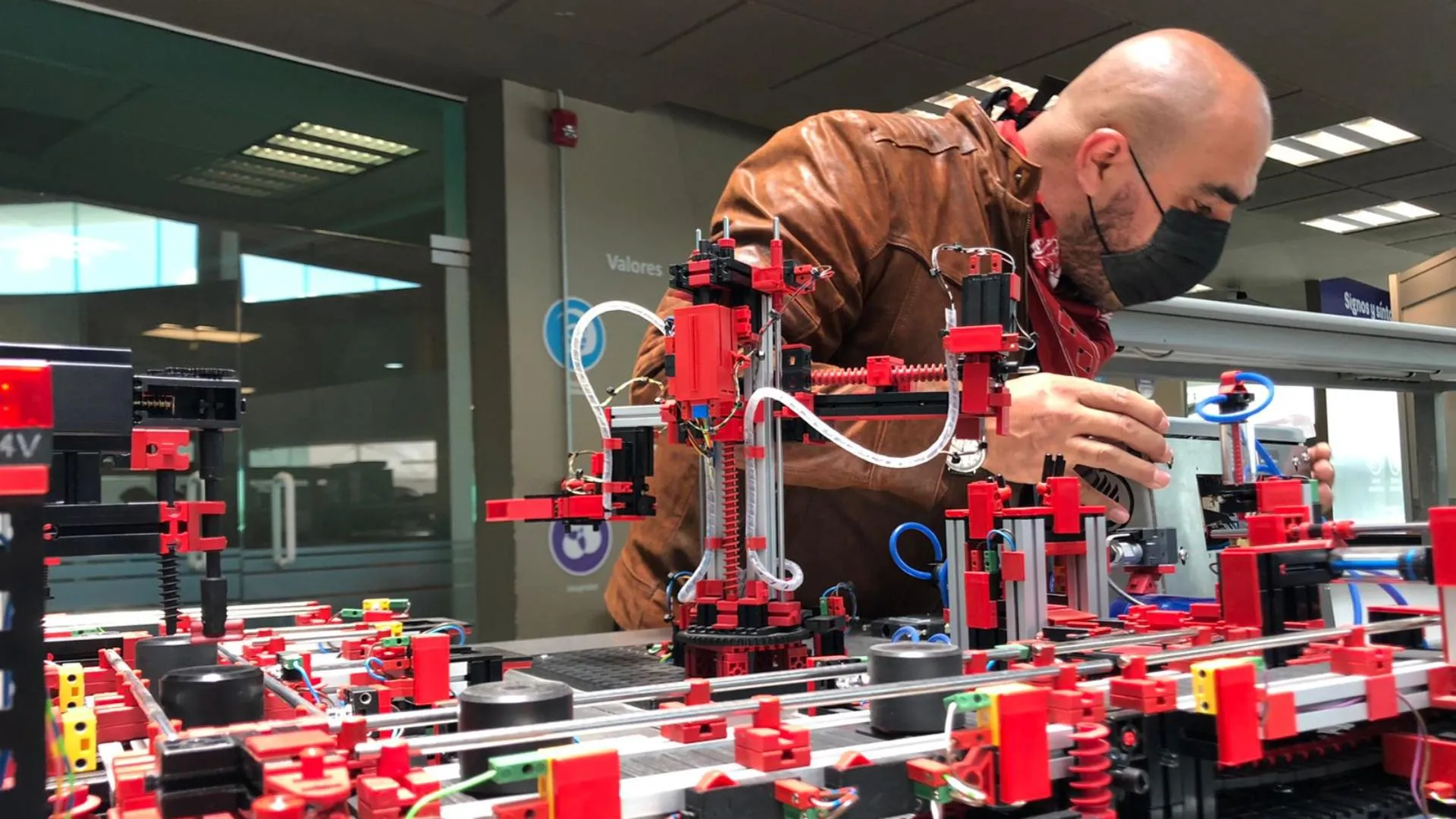 El doctor Carrillo-Martínez se dedica a la investigación en sus tiempos libres y ya cuenta con un equipo de alumnos y colegas.