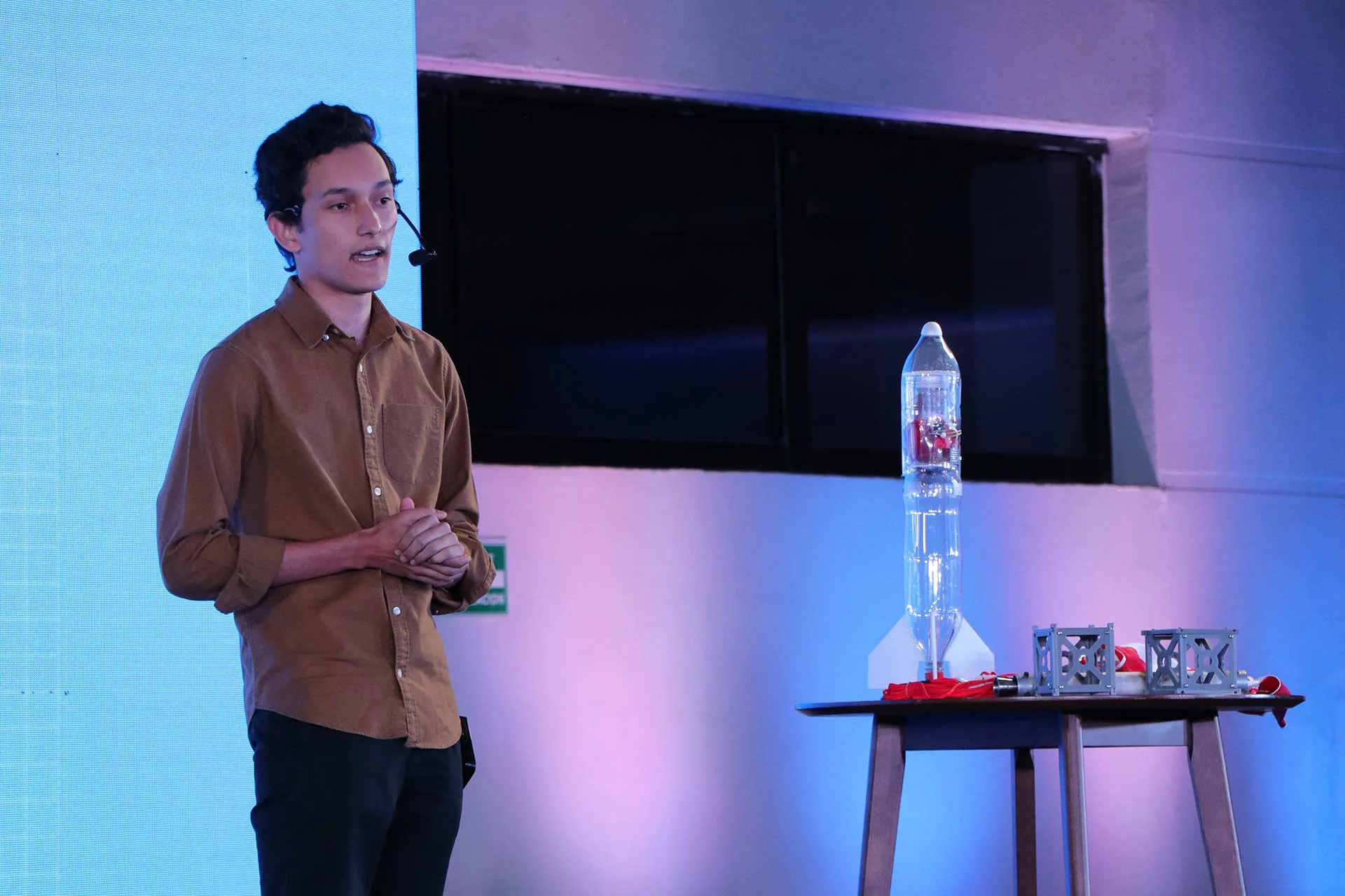 El alumno Dante Delgado, del Tec Guadalajara, trabaja en el desarrollo de un cohete aeroespacial y planea lanzarlo al espacio.