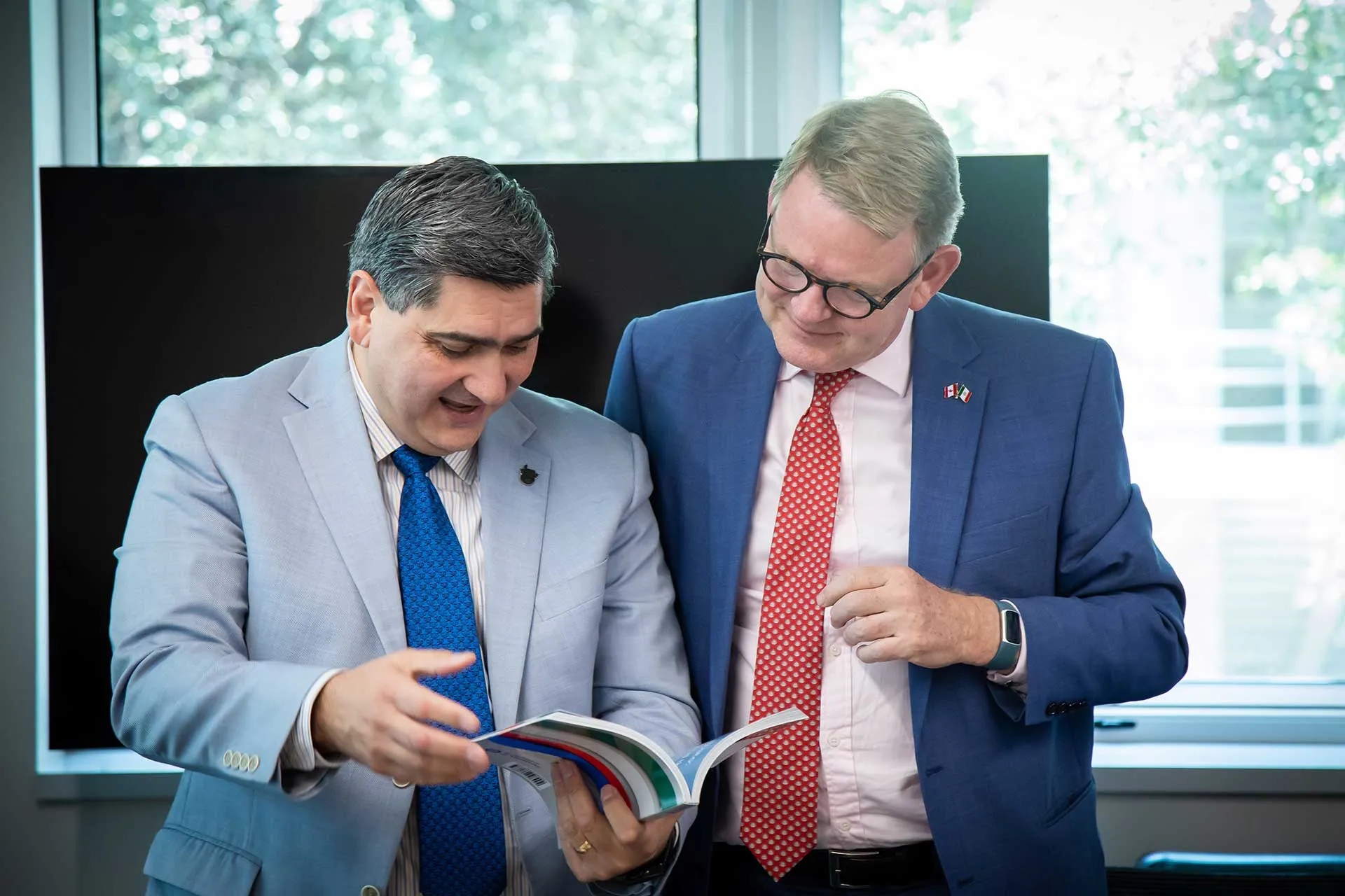 El embajador de Canadá Graeme C. Clark con el rector David Garza