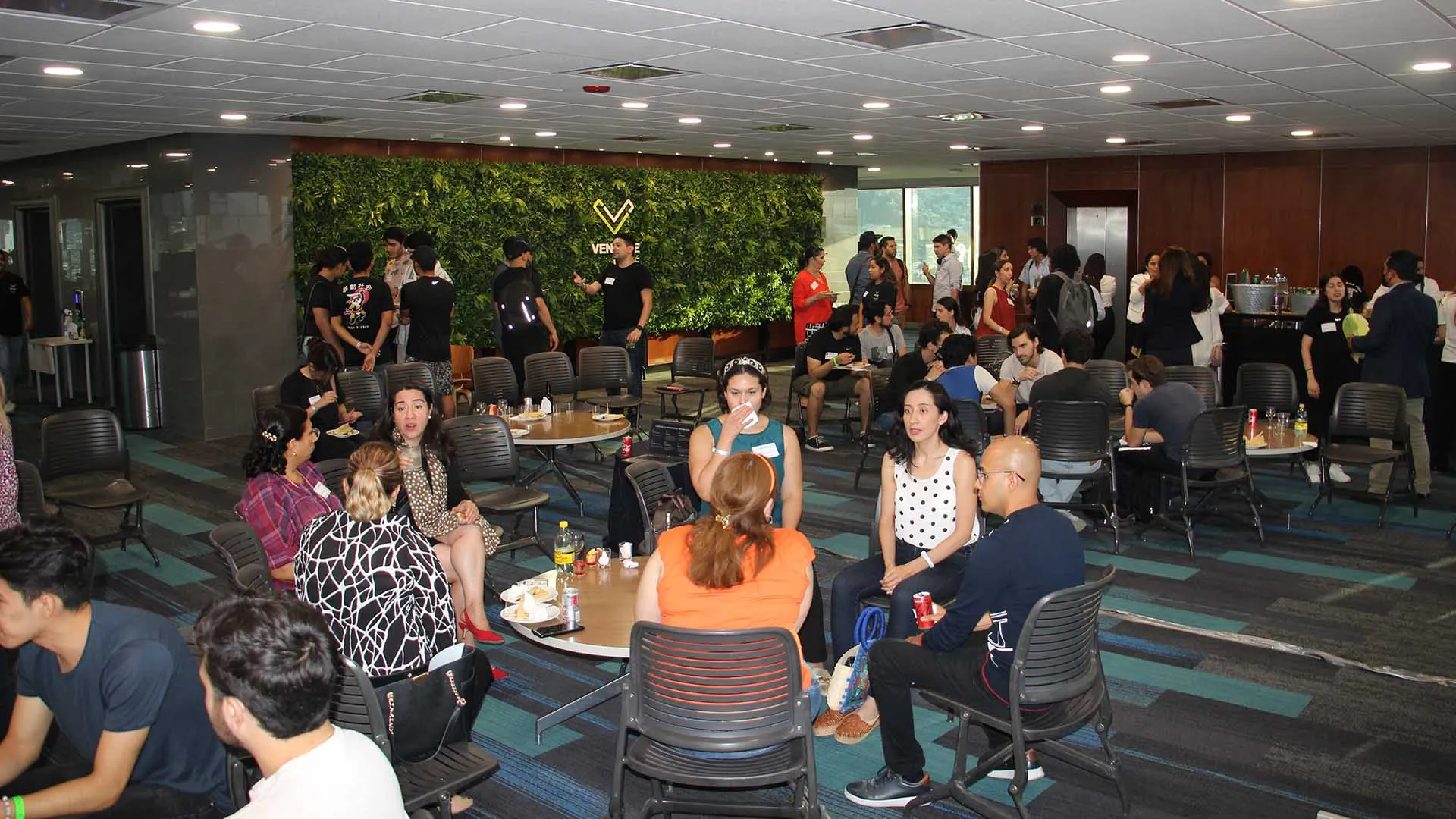 Interactúan emprendedores en Venture Café Monterrey