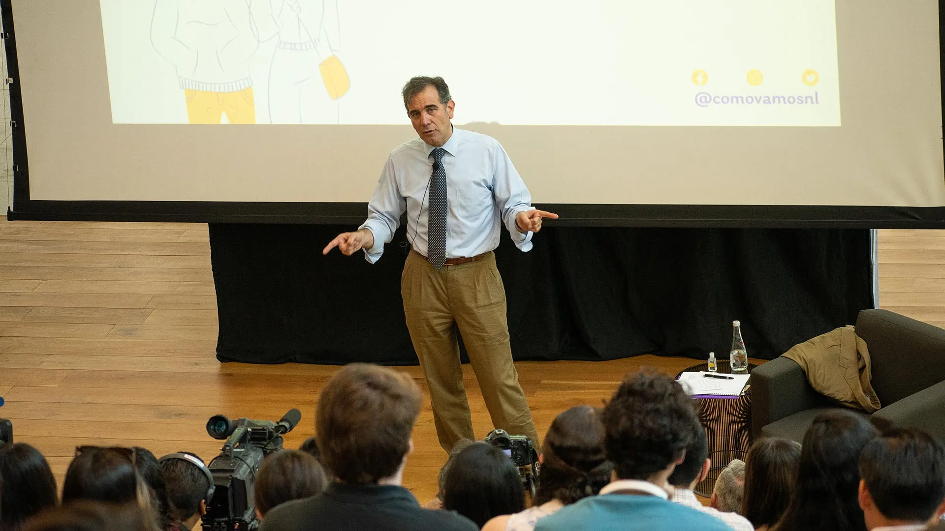Lorenzo Córdova en campus Monterrey, conversatorio universitario