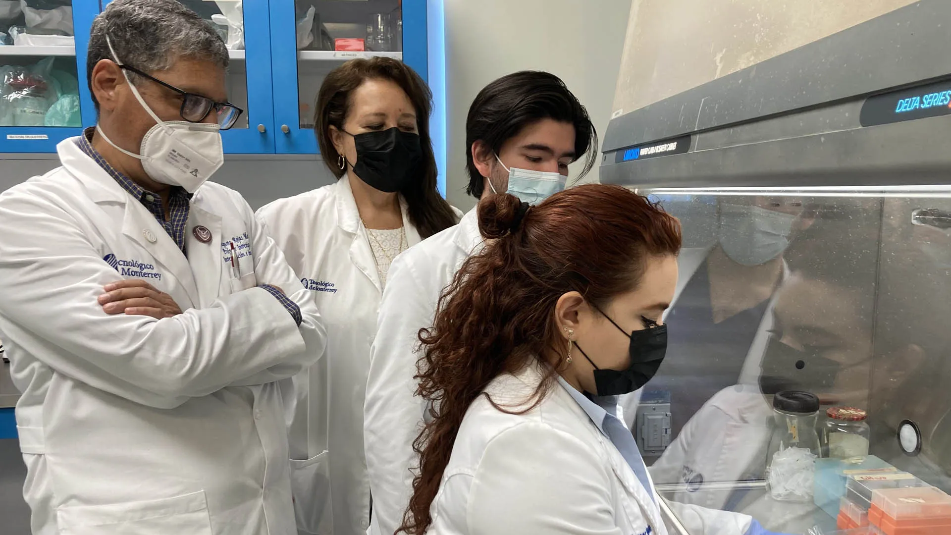 Médicos investigadores reciben beca para investigar el cáncer de cérvix.