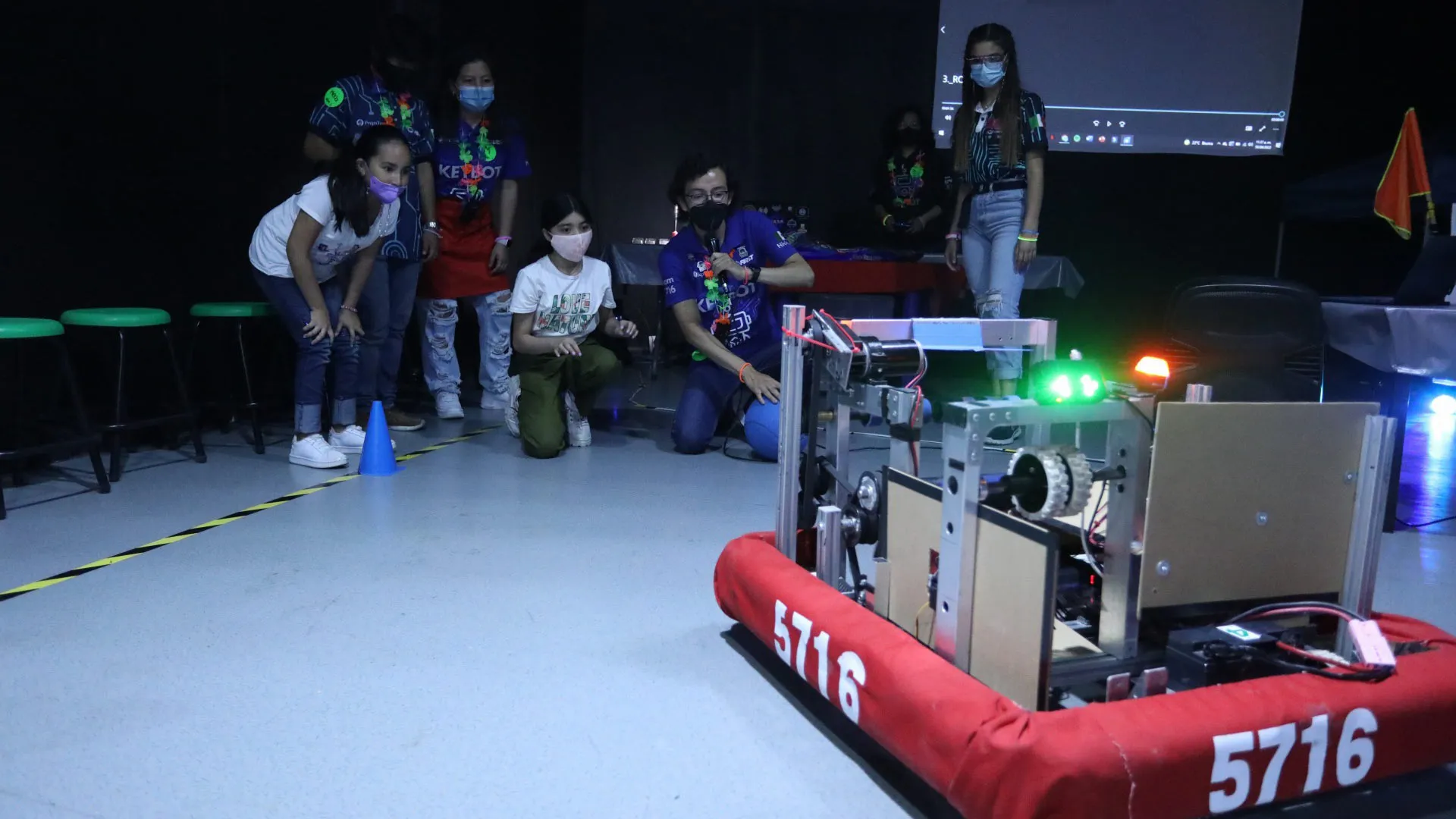 Equipo de KeyBot junto a niños y robot de competencias en el museo El Rehilete