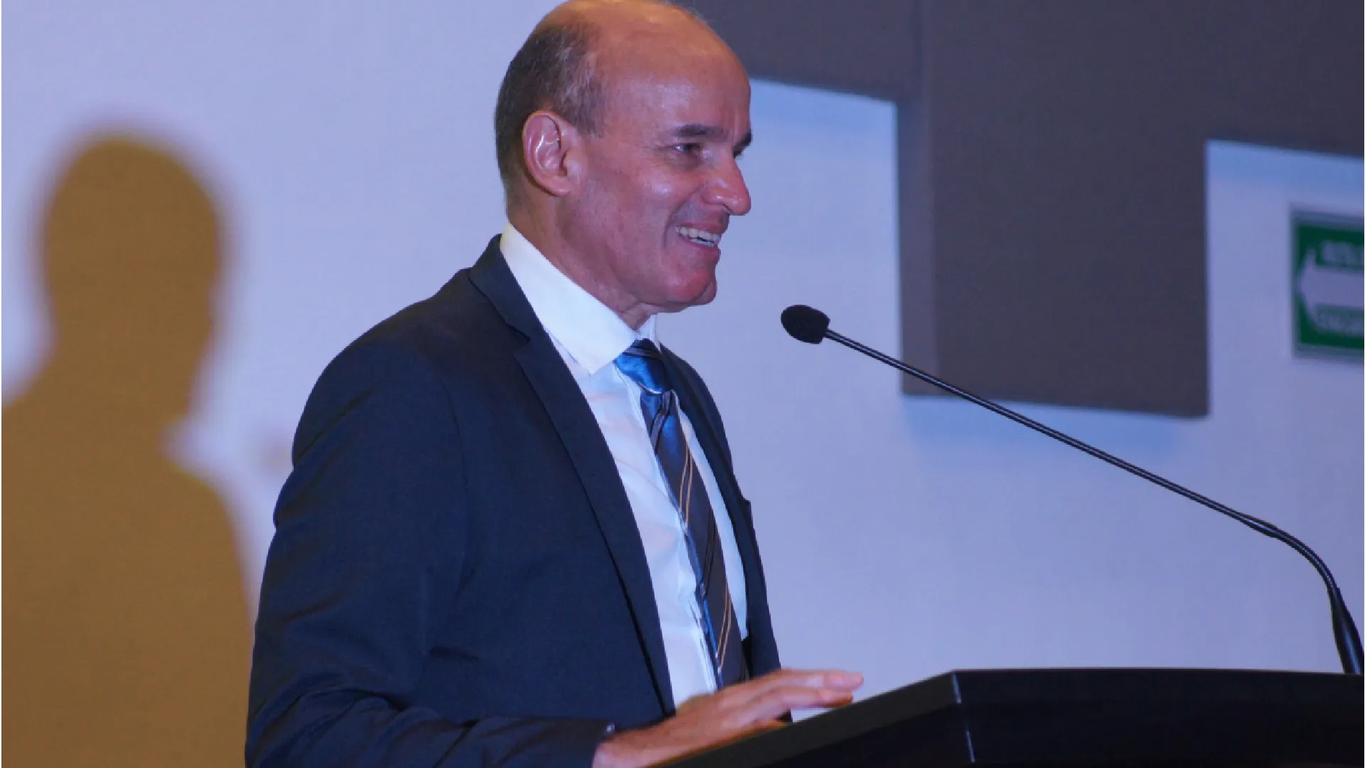 Roberto Sánchez Mendiola, recibiendo el Premio al Mérito EXATEC