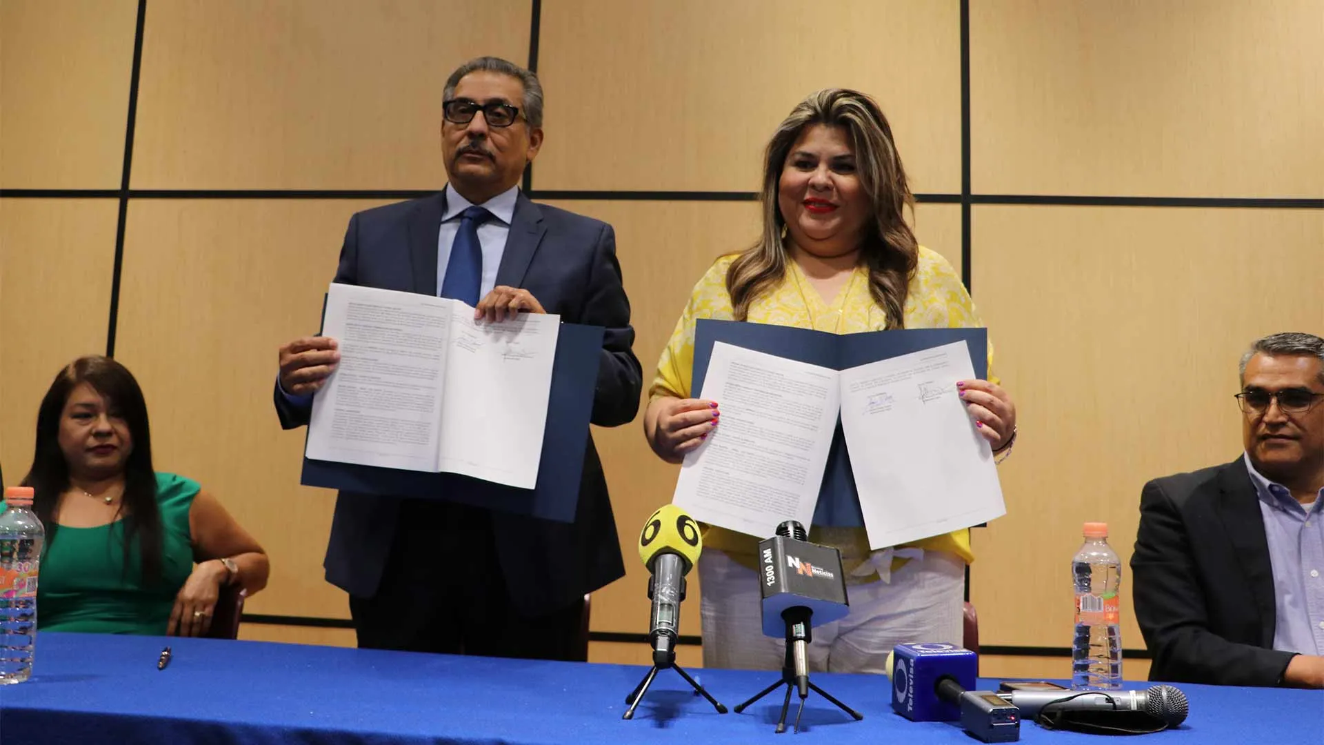 Directores del Tec y SEISA con los documentos firmados