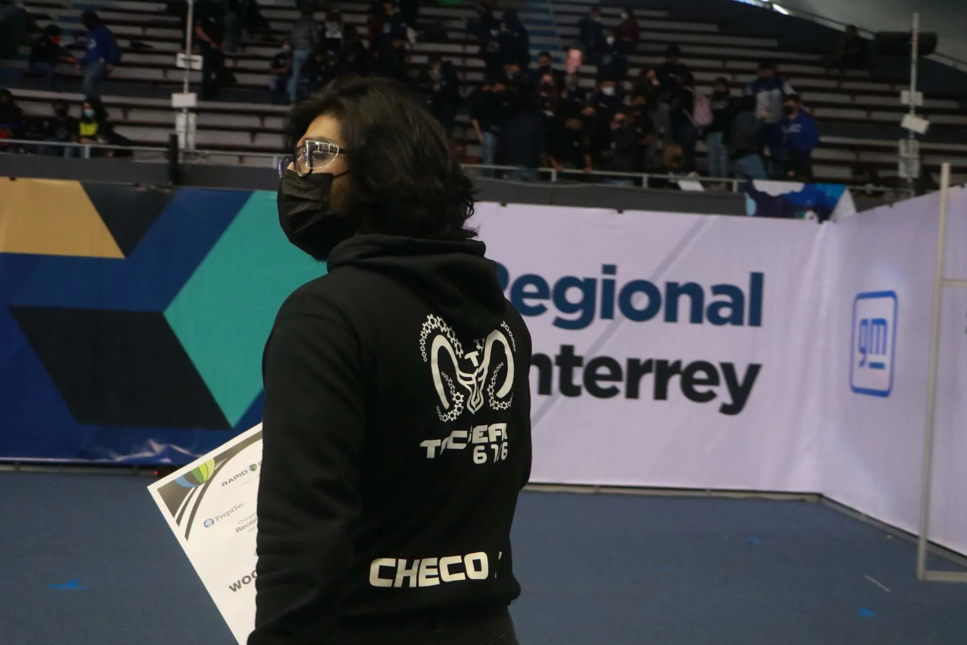 Sergio recibiendo el premio Woodie Flowers