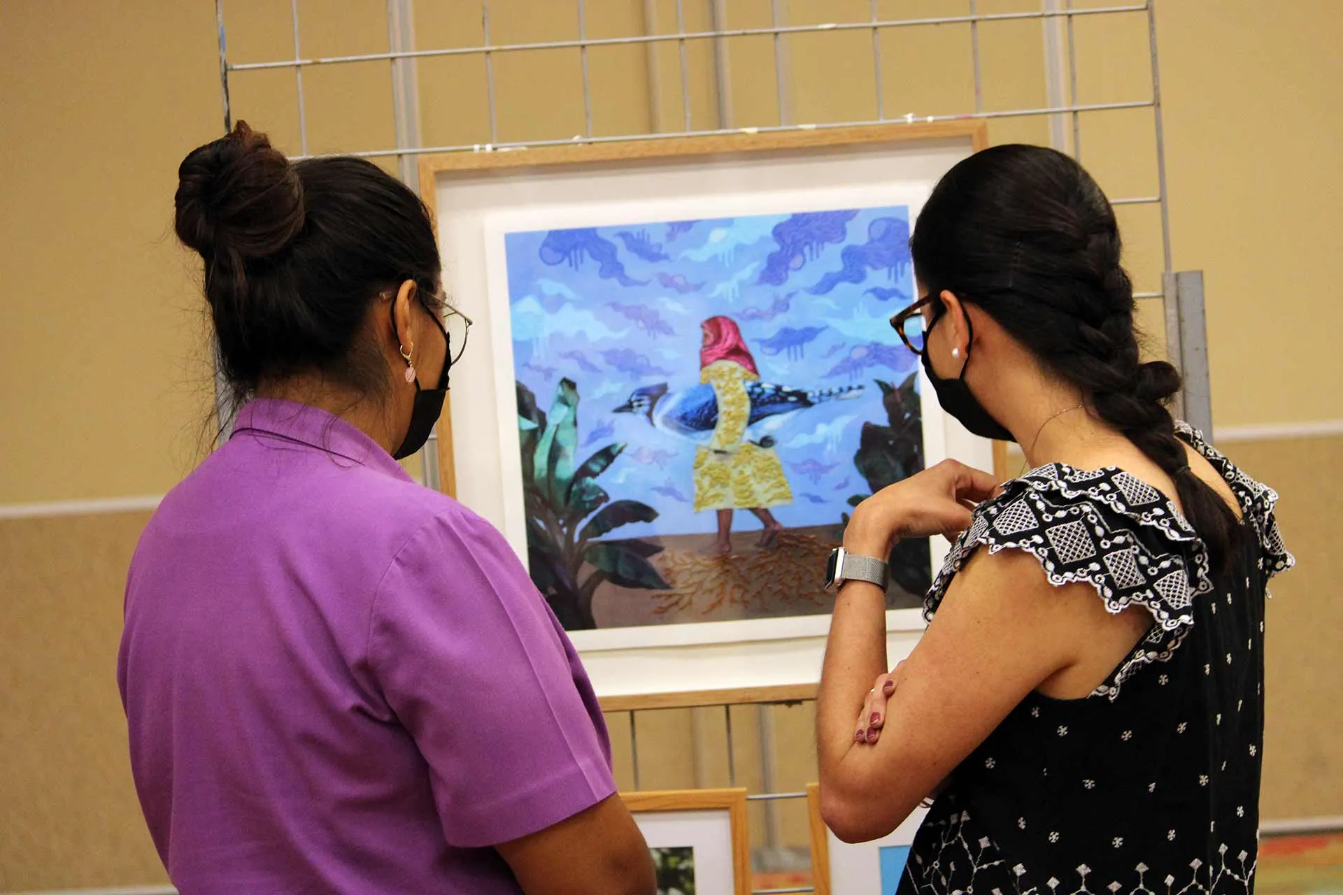 Alumnos del Tec Guadalajara realizan subasta benéfica de pinturas hechas por niñas de casa hogar.