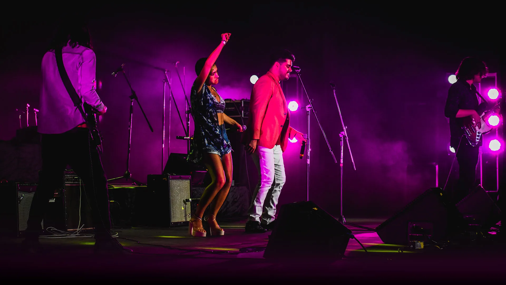 Se conocieron en línea y se vieron por primera vez cuando tocaron su canción