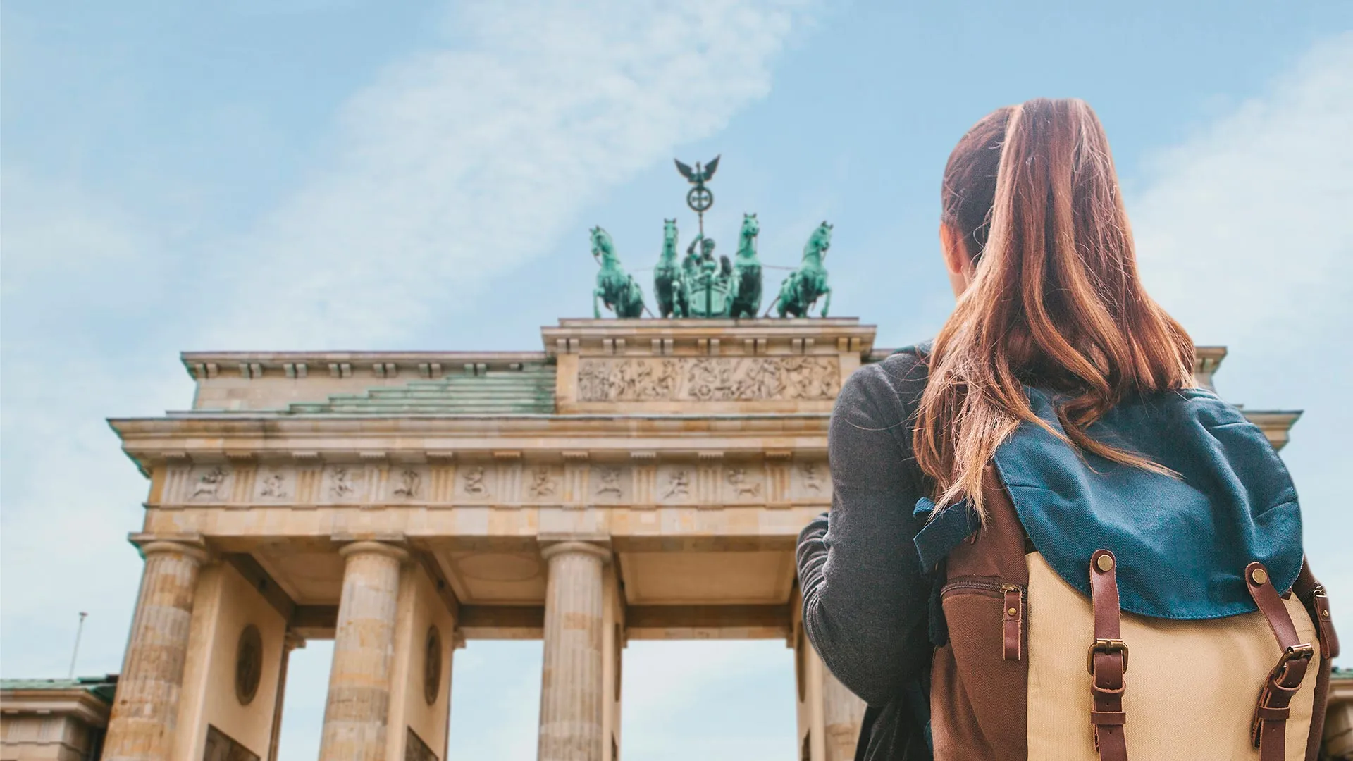 Estudiante frente a monumento en Alemania doble titulación