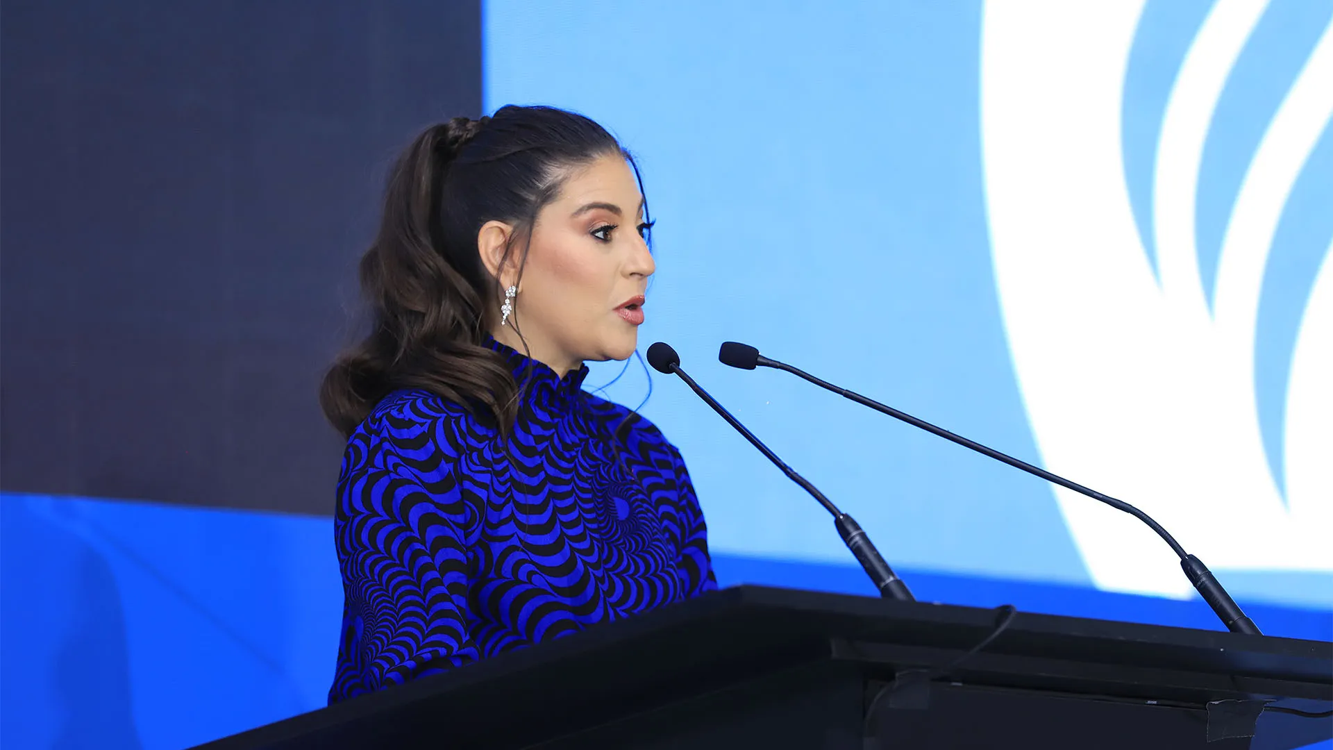 Directora de Corona da discurso a futuros egresados Tec