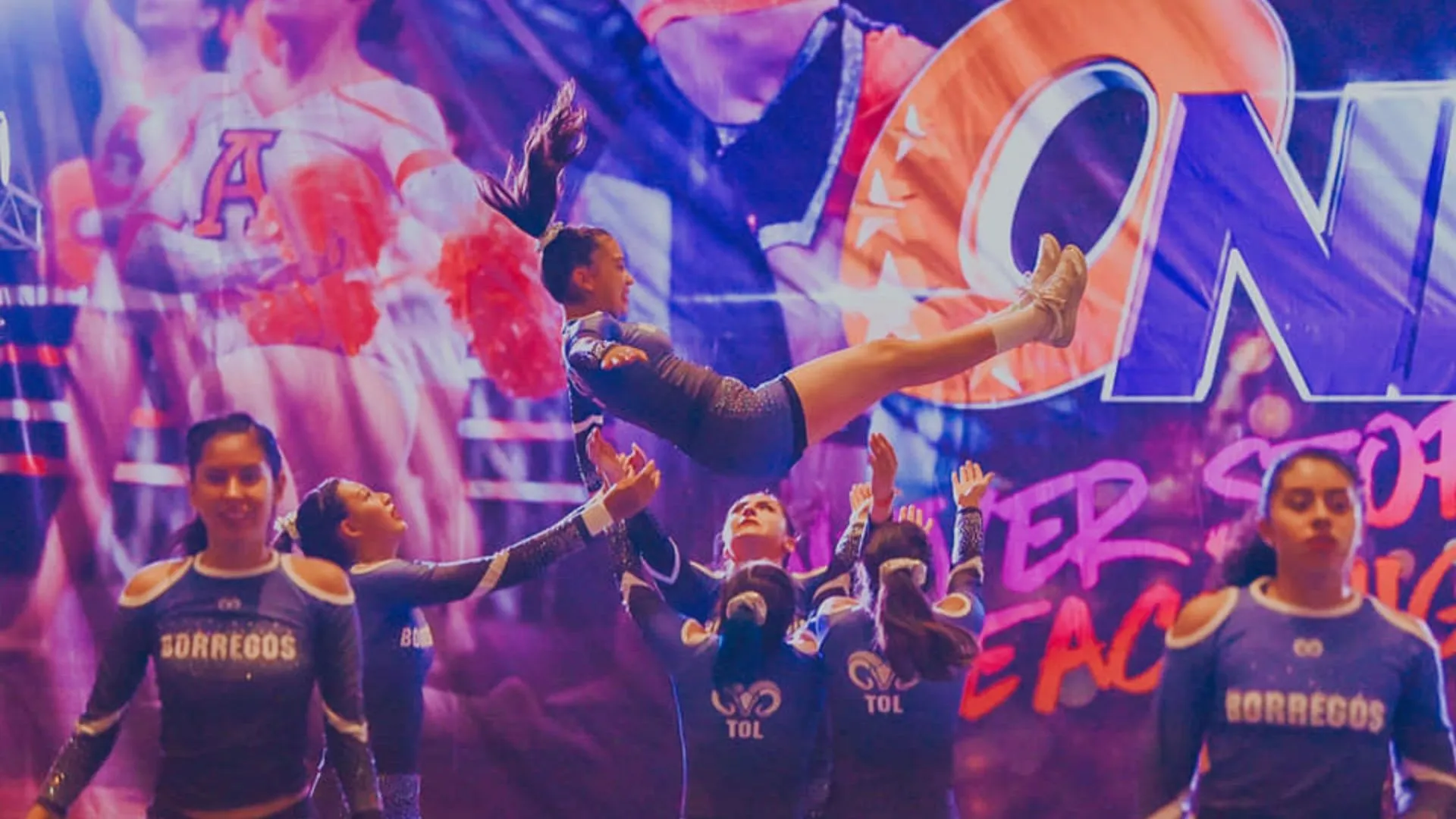 Equipo de Cheerleader gana e competencia nacional en nivel 2