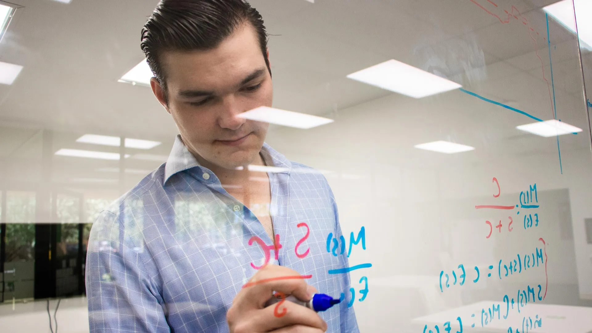 Fernando en el desarrollo de prototipos