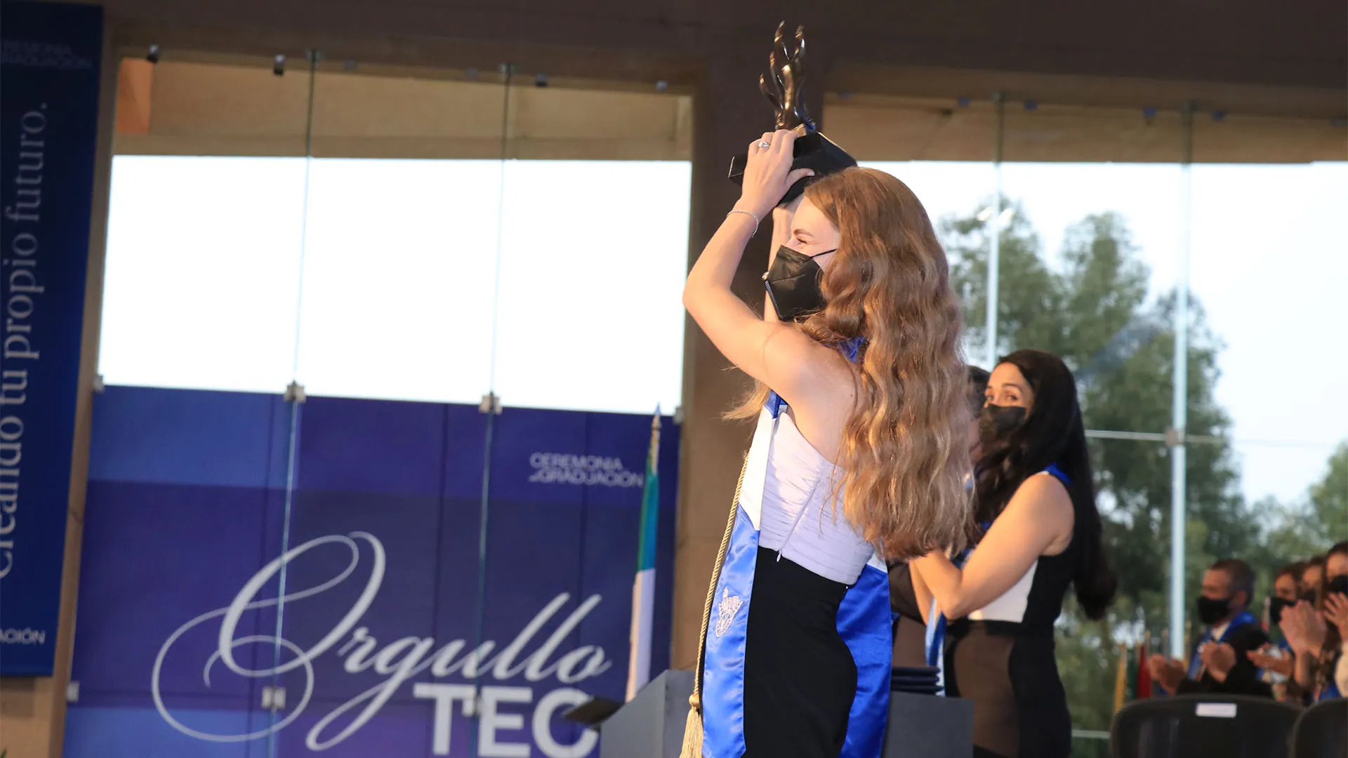 Egresada Tec, premiada por ser el promedio más alto de su generación