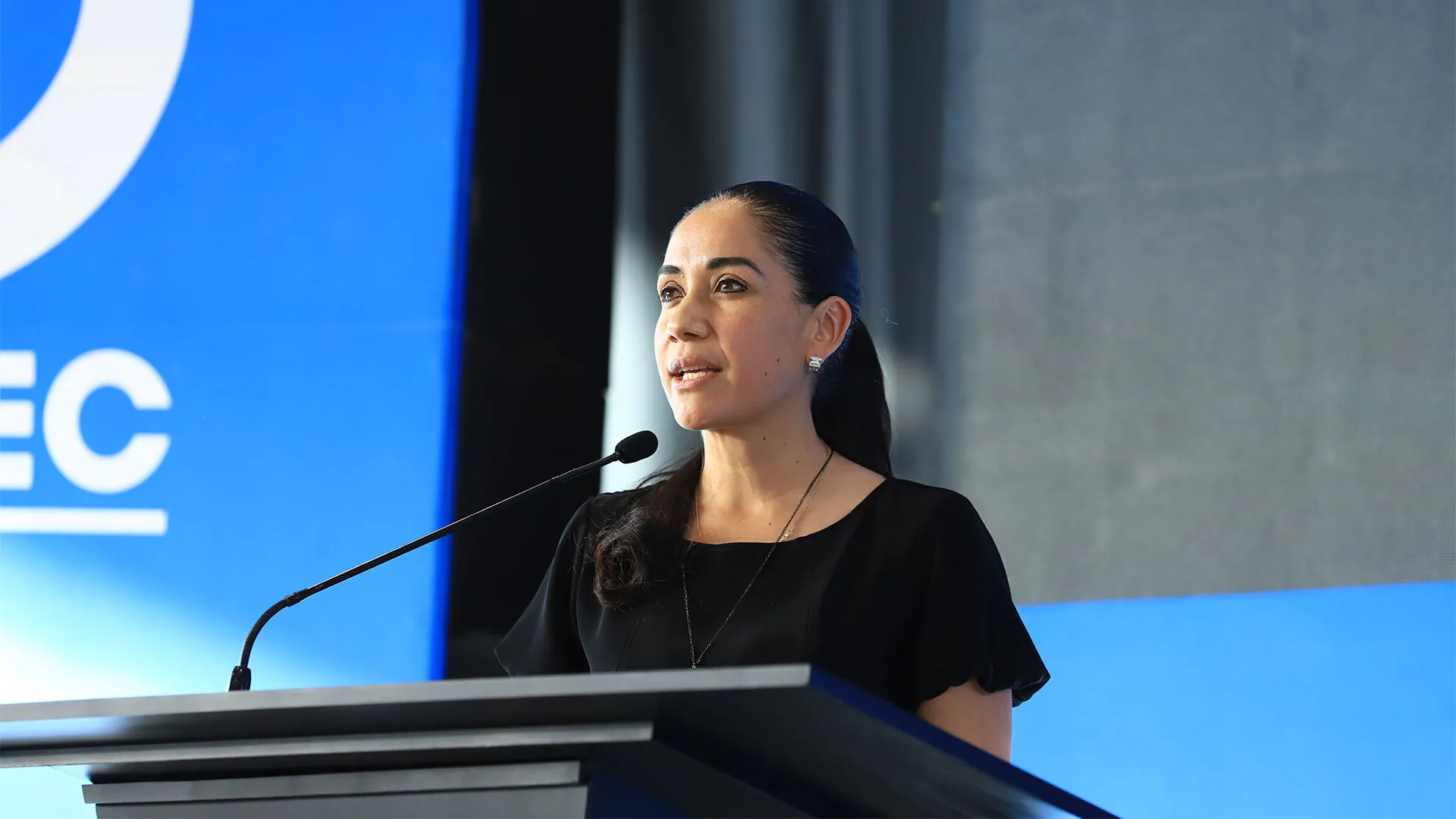 Directora general de Tec Santa Fe aconseja a futuros egresados 