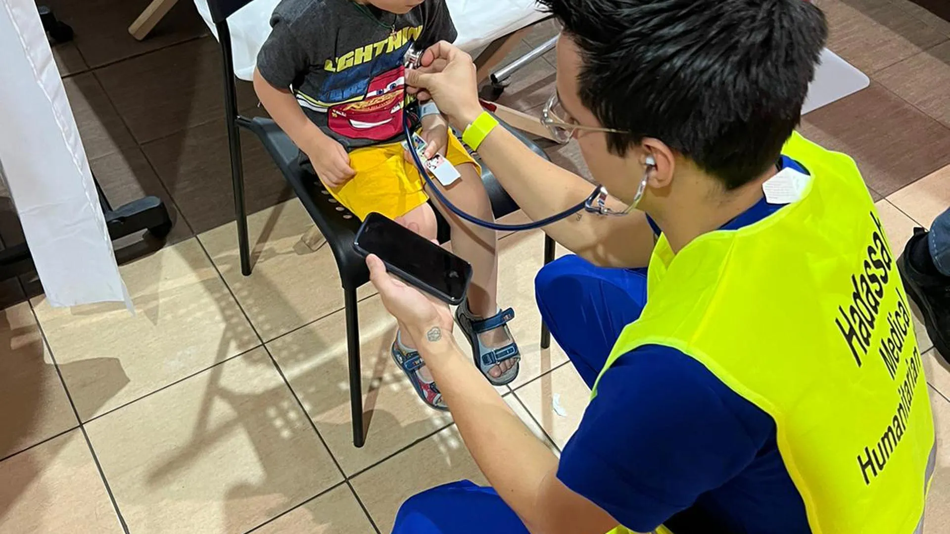 Médicos de TecSalud se suman a brigada humanitaria para brindar atención médica a refugiados ucranianos en Polonia