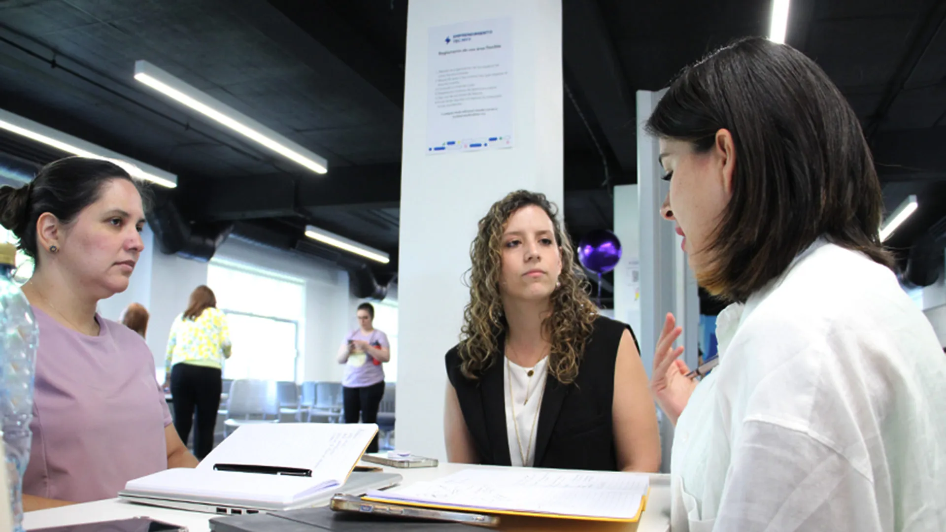 Mujeres emprendedoras colaborando en Startup Weekend Woman Monterrey