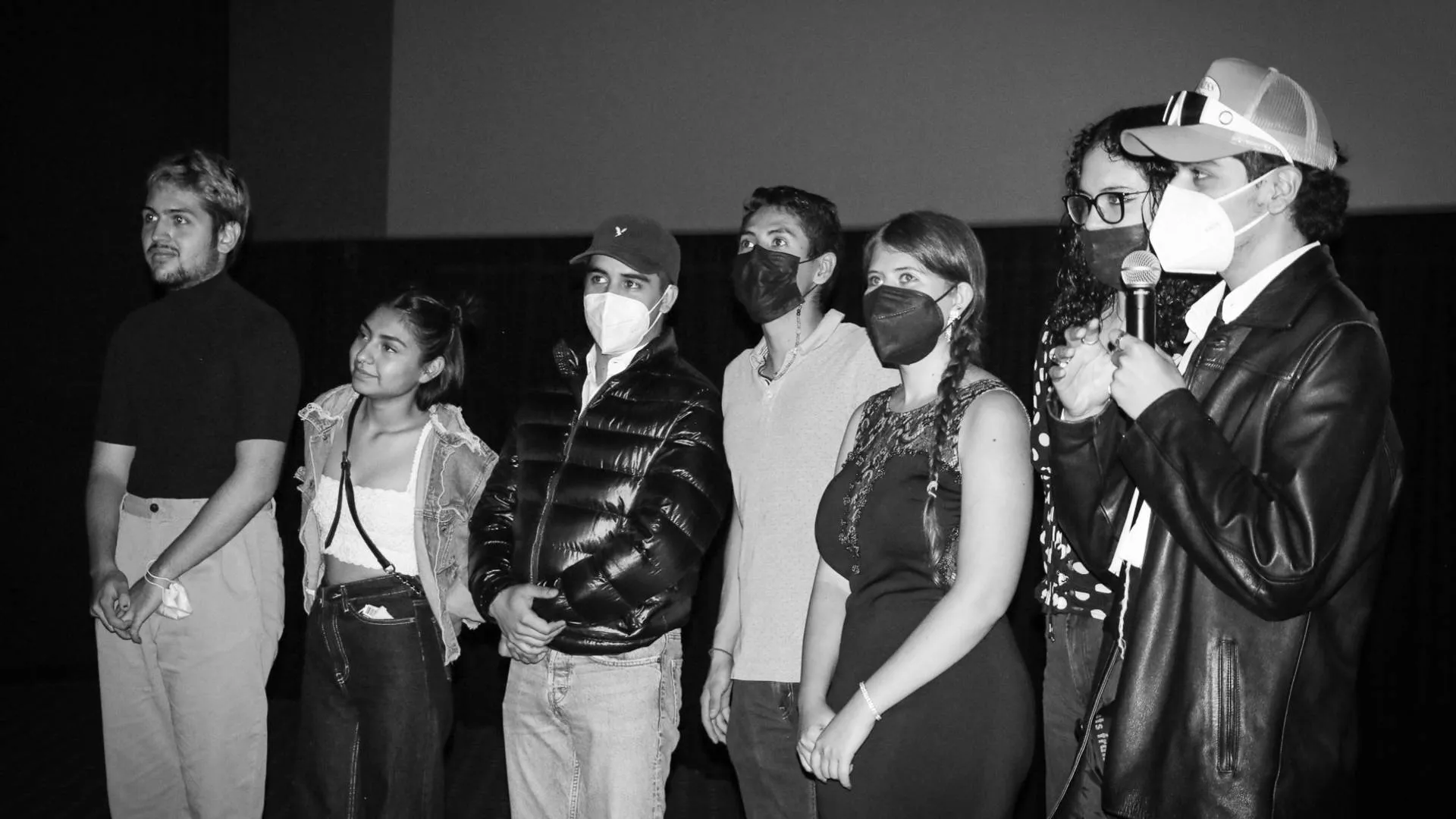 Estudiantes presentando su cortometraje