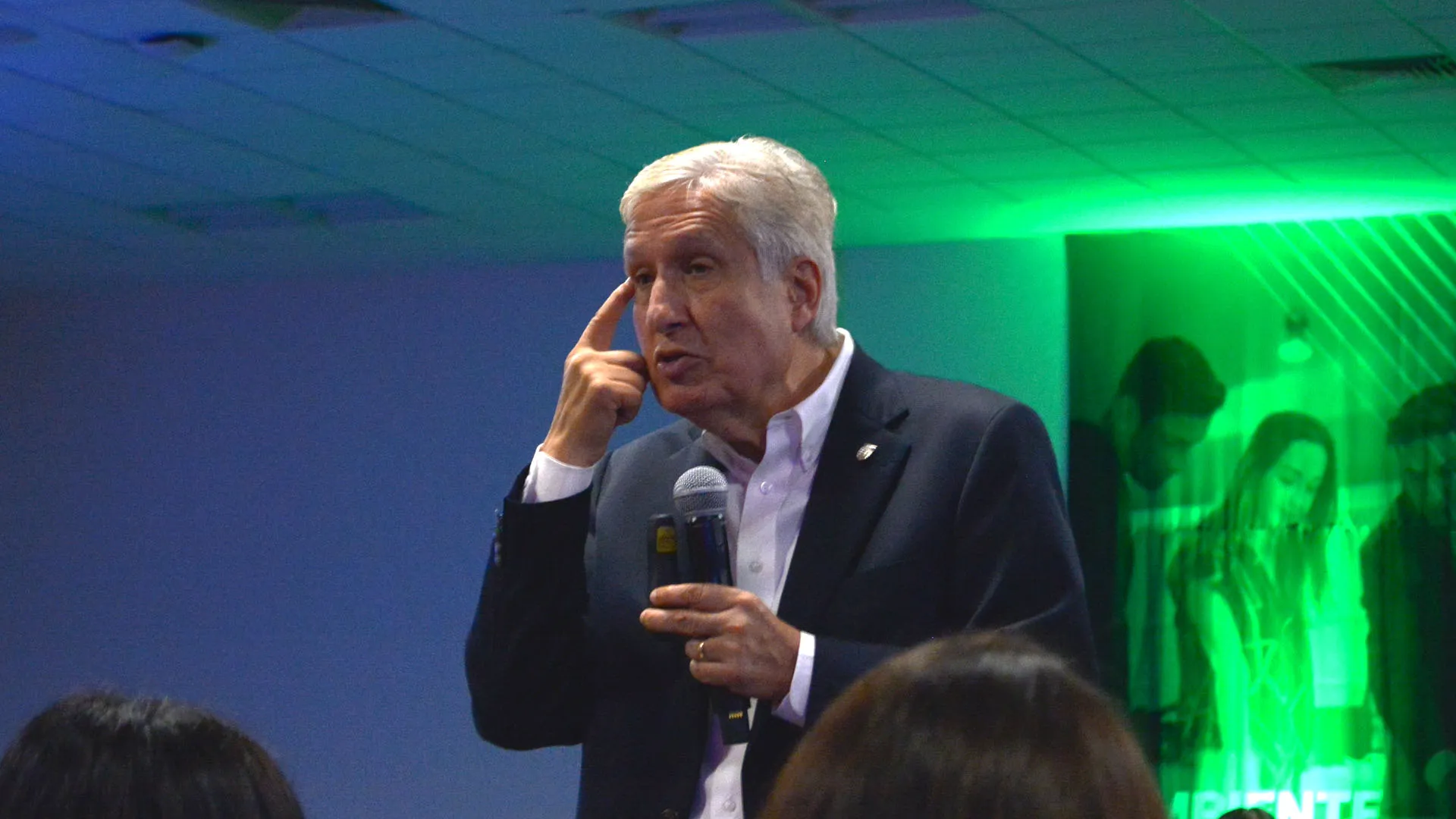 David Noel en conferencia sobre retos para la sociedad