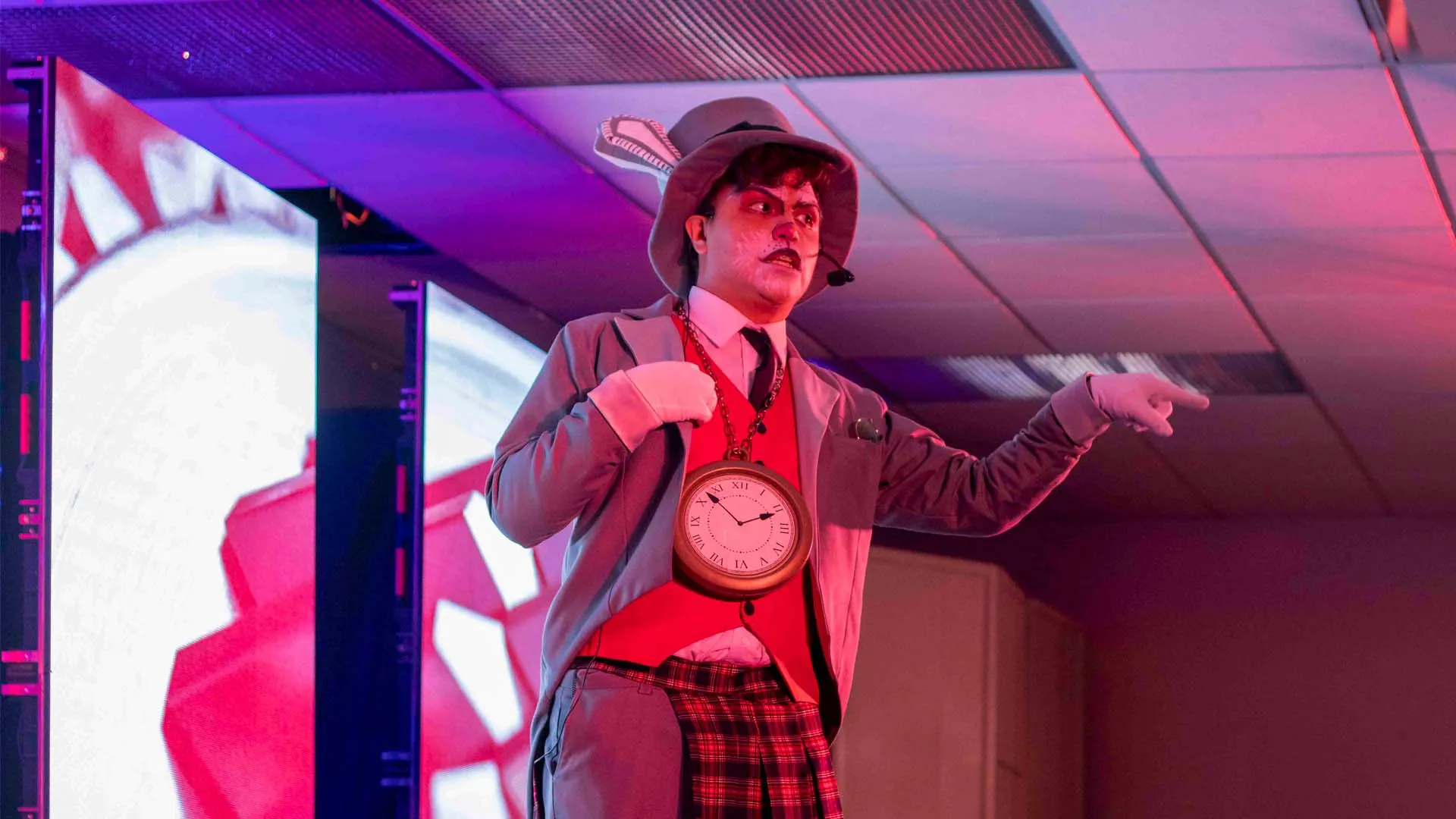 alumno presentando obra alicias buscan maravillas