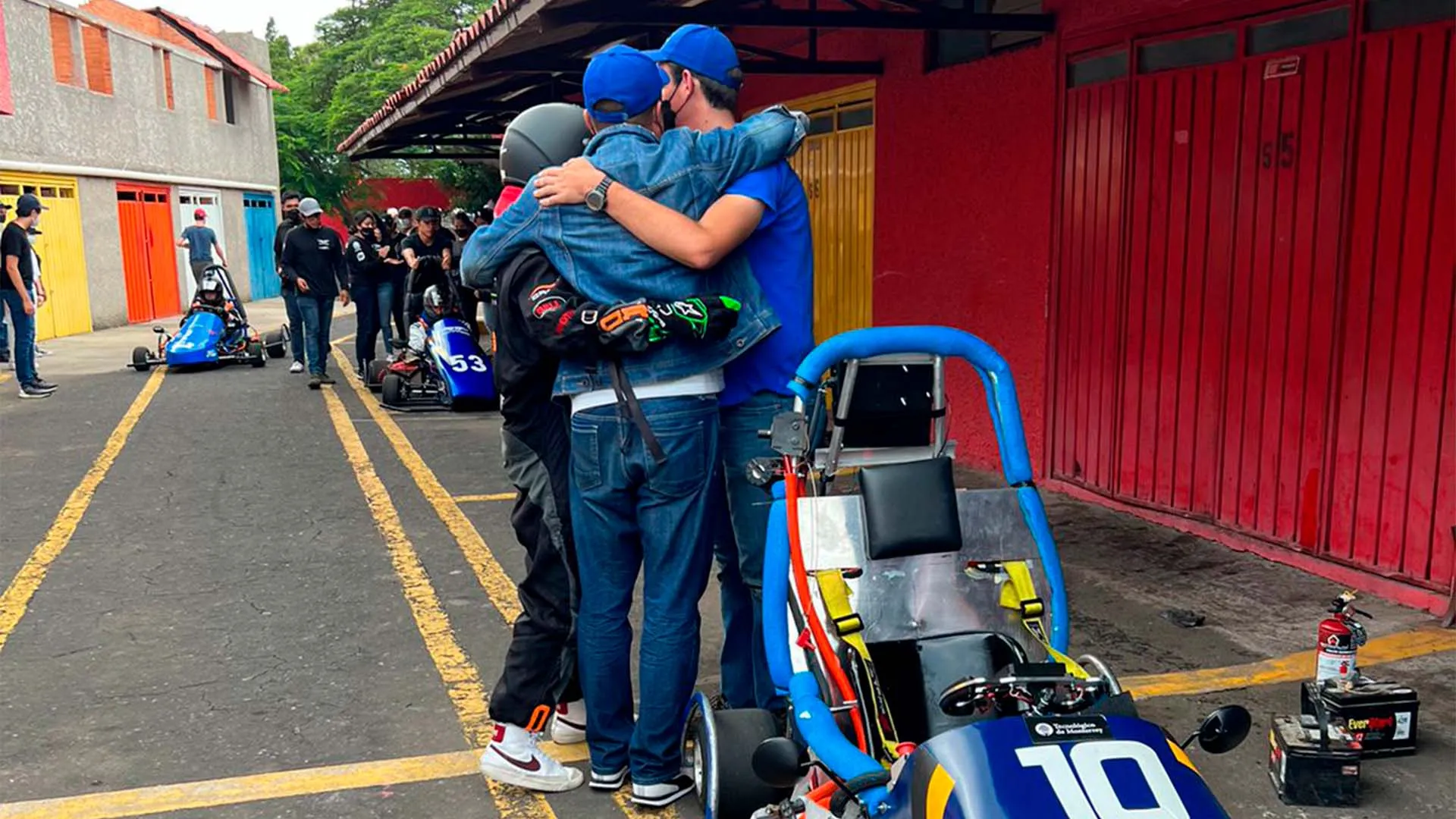 Estudiantes Tec ganan 1er lugar con coche diseñado desde cero