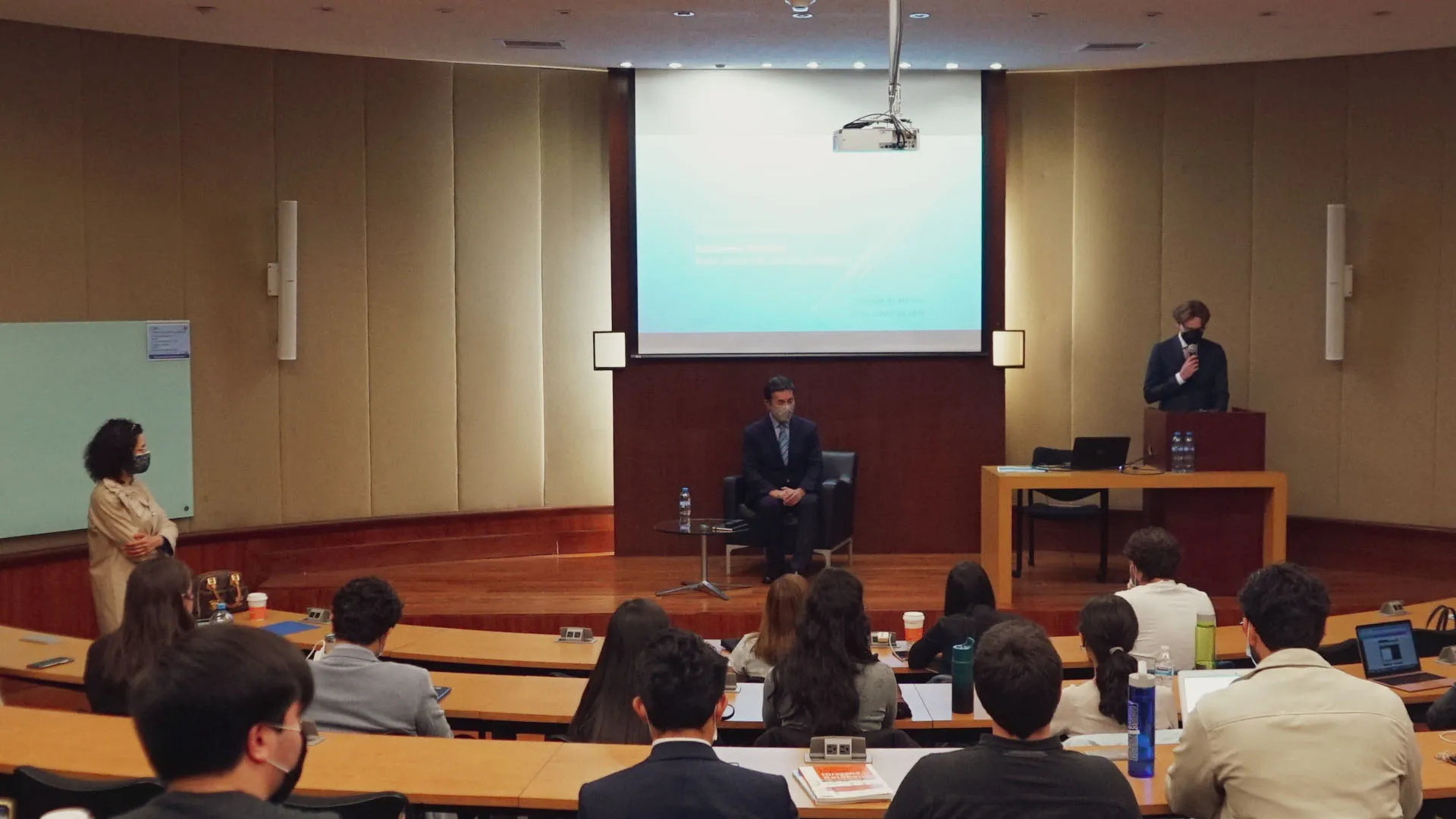 Estudiantes del Tec CSF reciben cátedra de embajadores 