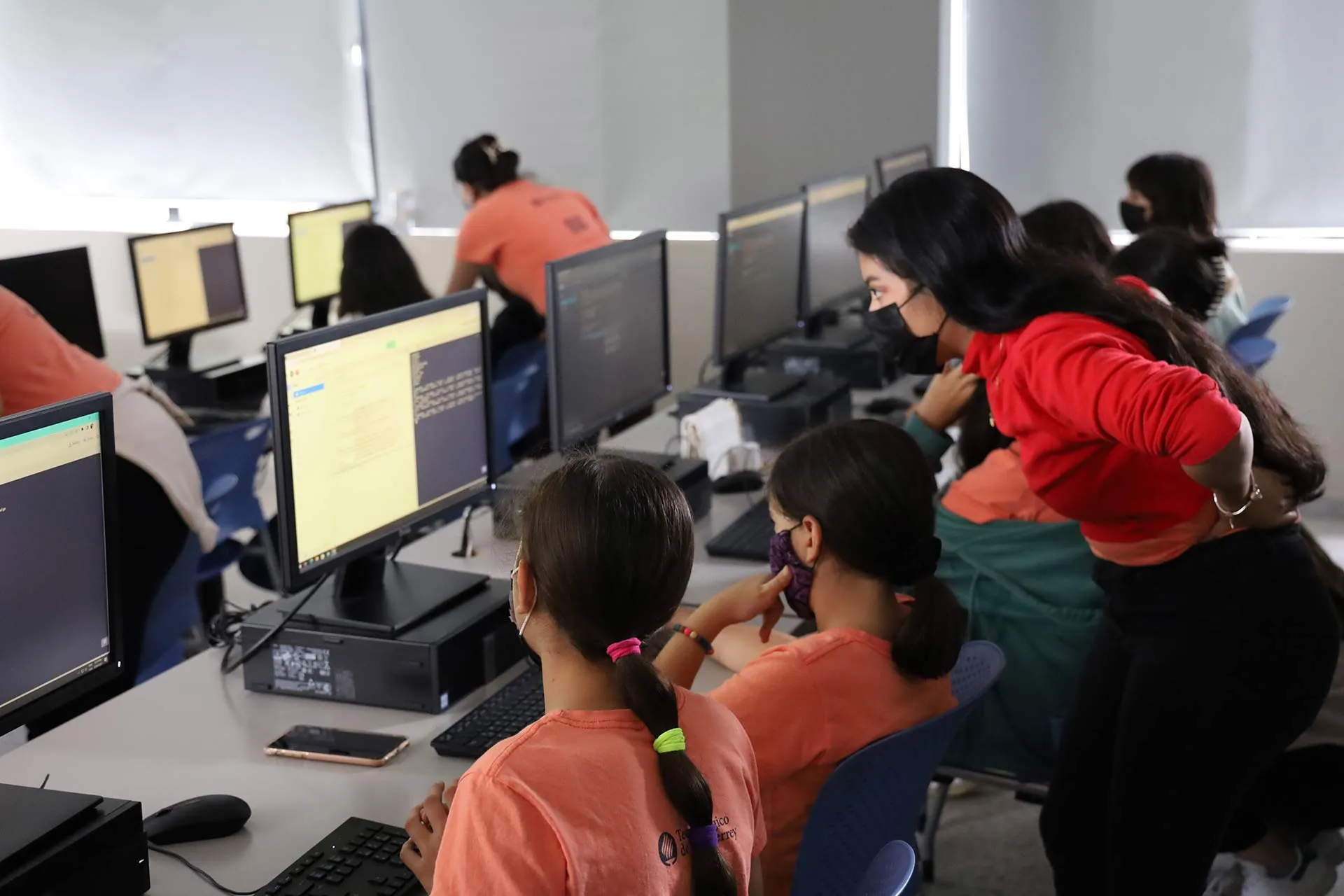 Campamento Patrones Hermosos impulsa la participación de mujeres en ingeniería.