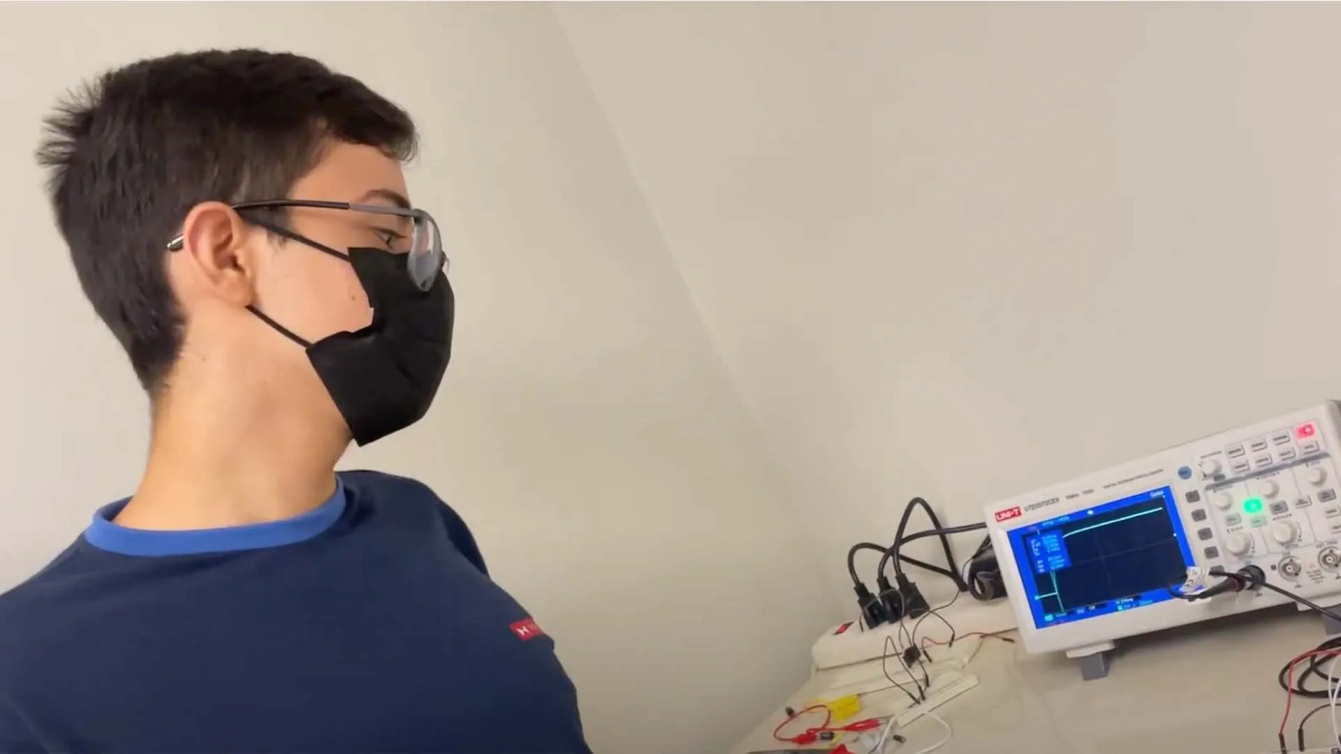 pedro-moreno-manipulando-un-osiloscopio