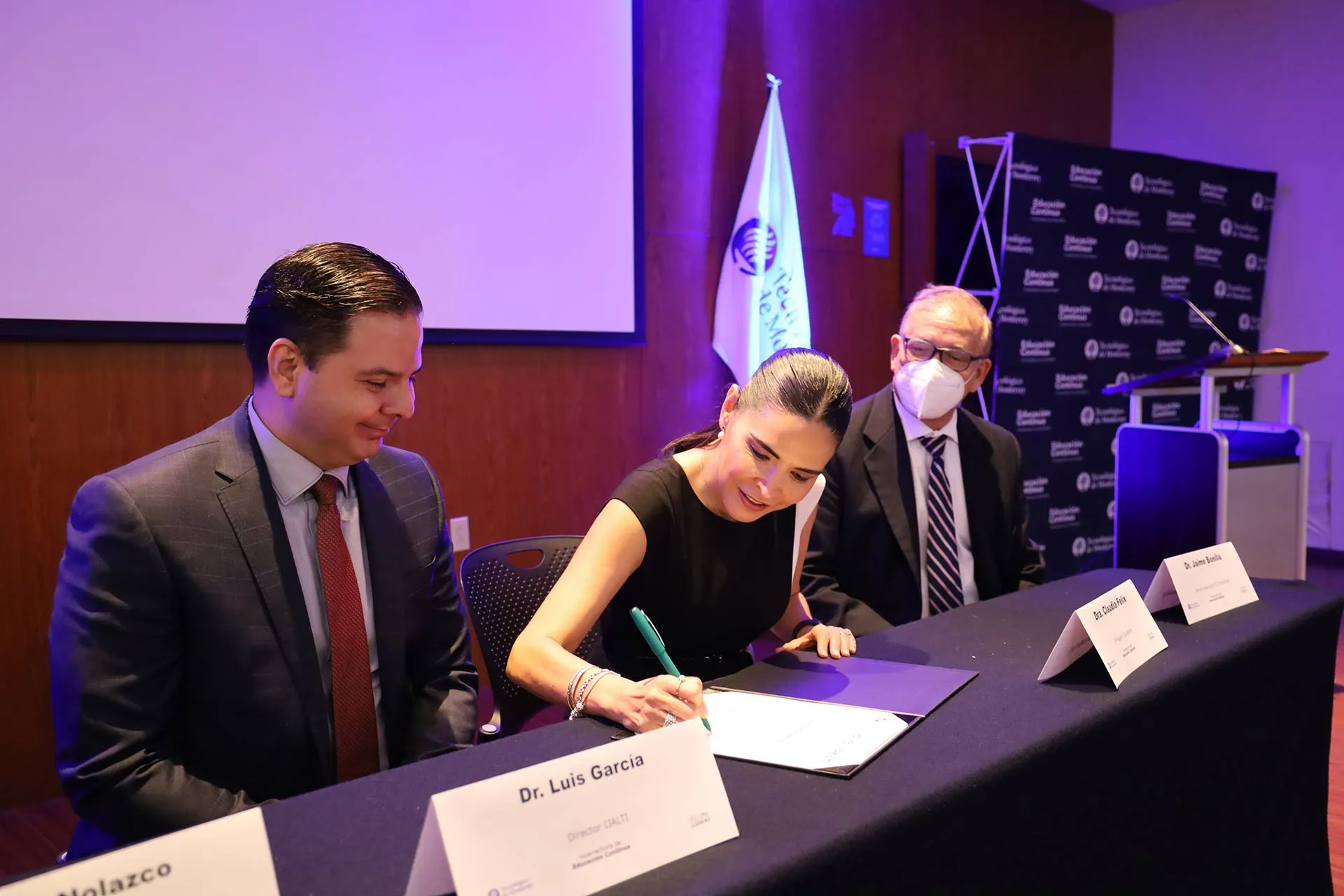 Tec Guadalajara crea plataforma de educación continua The Learning Gate para empresas de tecnologías de información. 