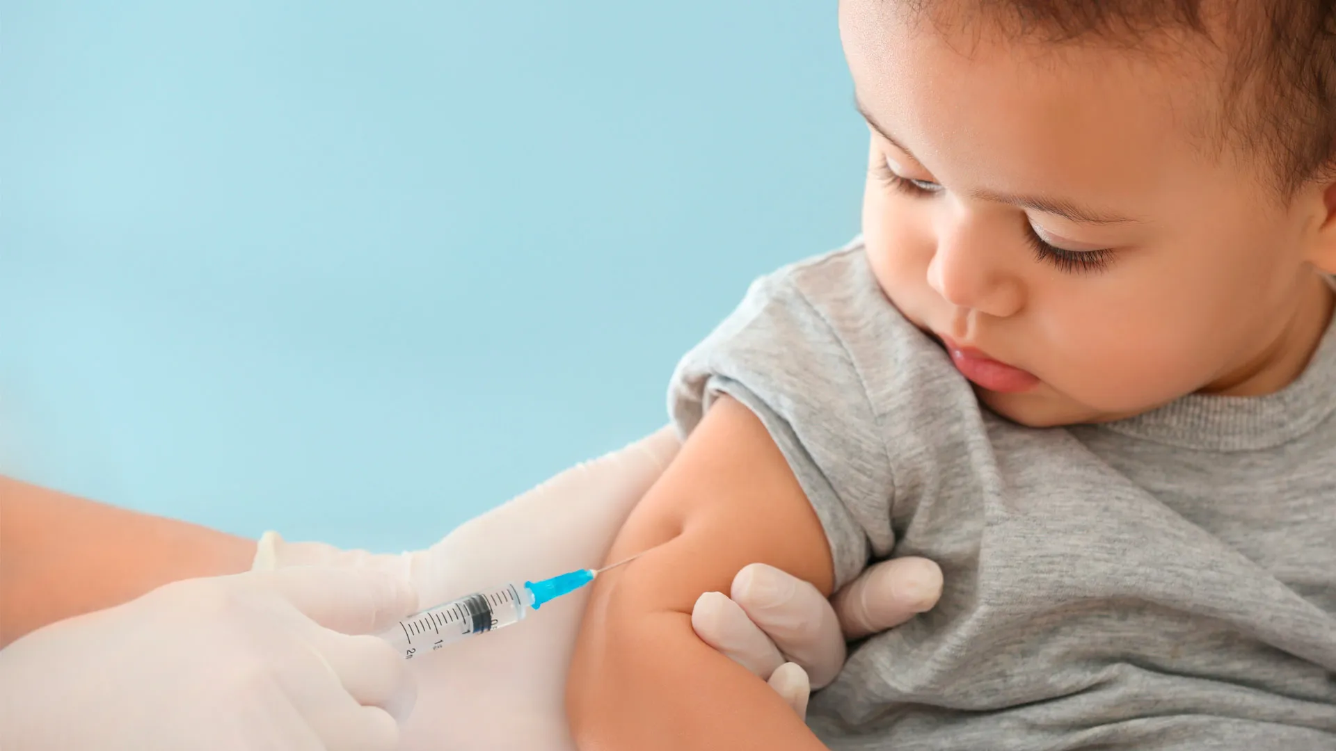 Las vacunas Pfizer y Moderna fueron aprobadas por la FDA para ser aplicadas en niños y niñas a partir de los 6 meses de edad.