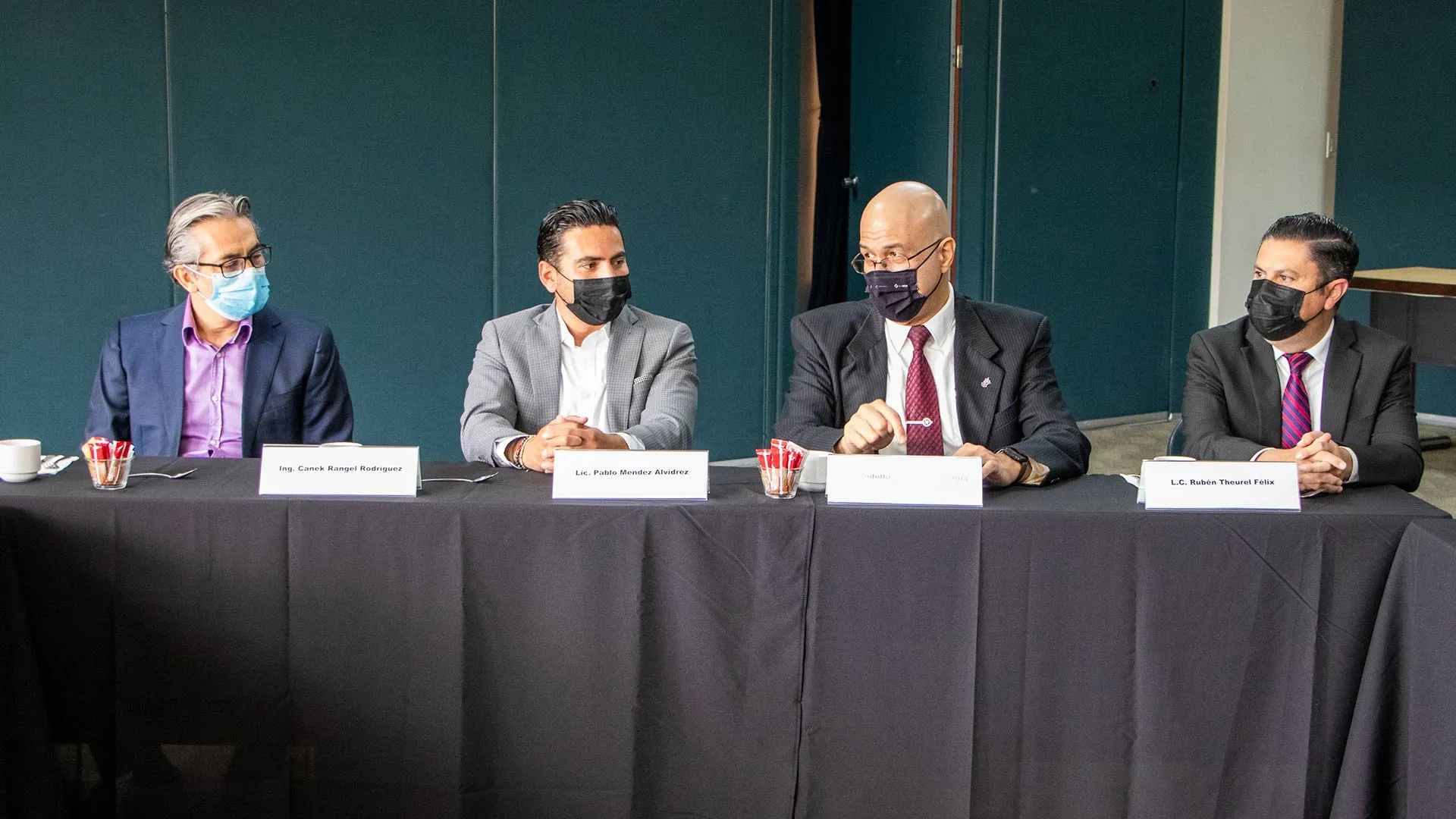 Directivos del Tec y Minera en firma de convenio