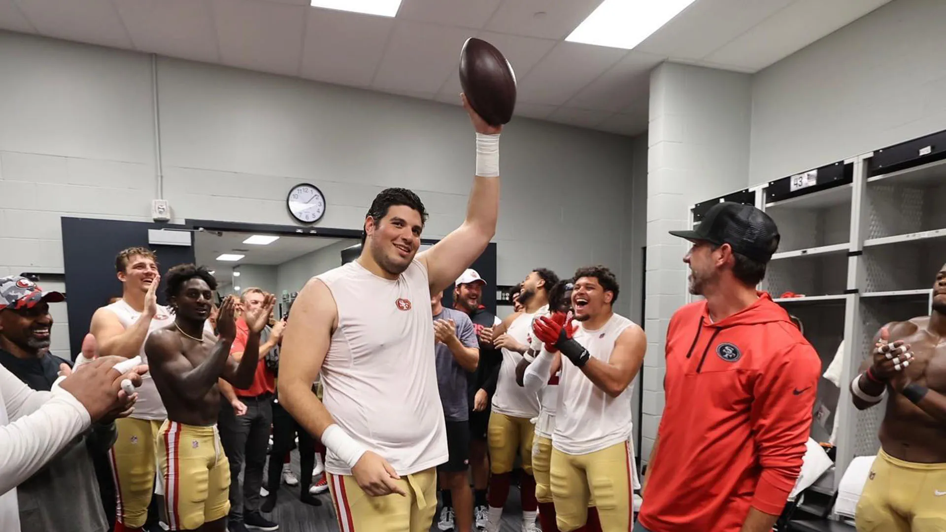 Alfredo Gutiérrez given award by 49ers for his debut