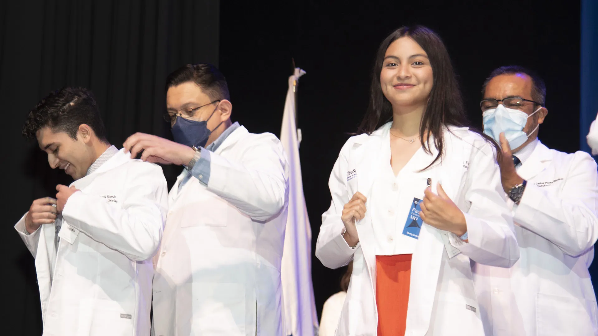 Alumnos de nuevo ingreso de la Escuela de Medicina del Tec de Monterrey, porta por primera vez el saco blanco.