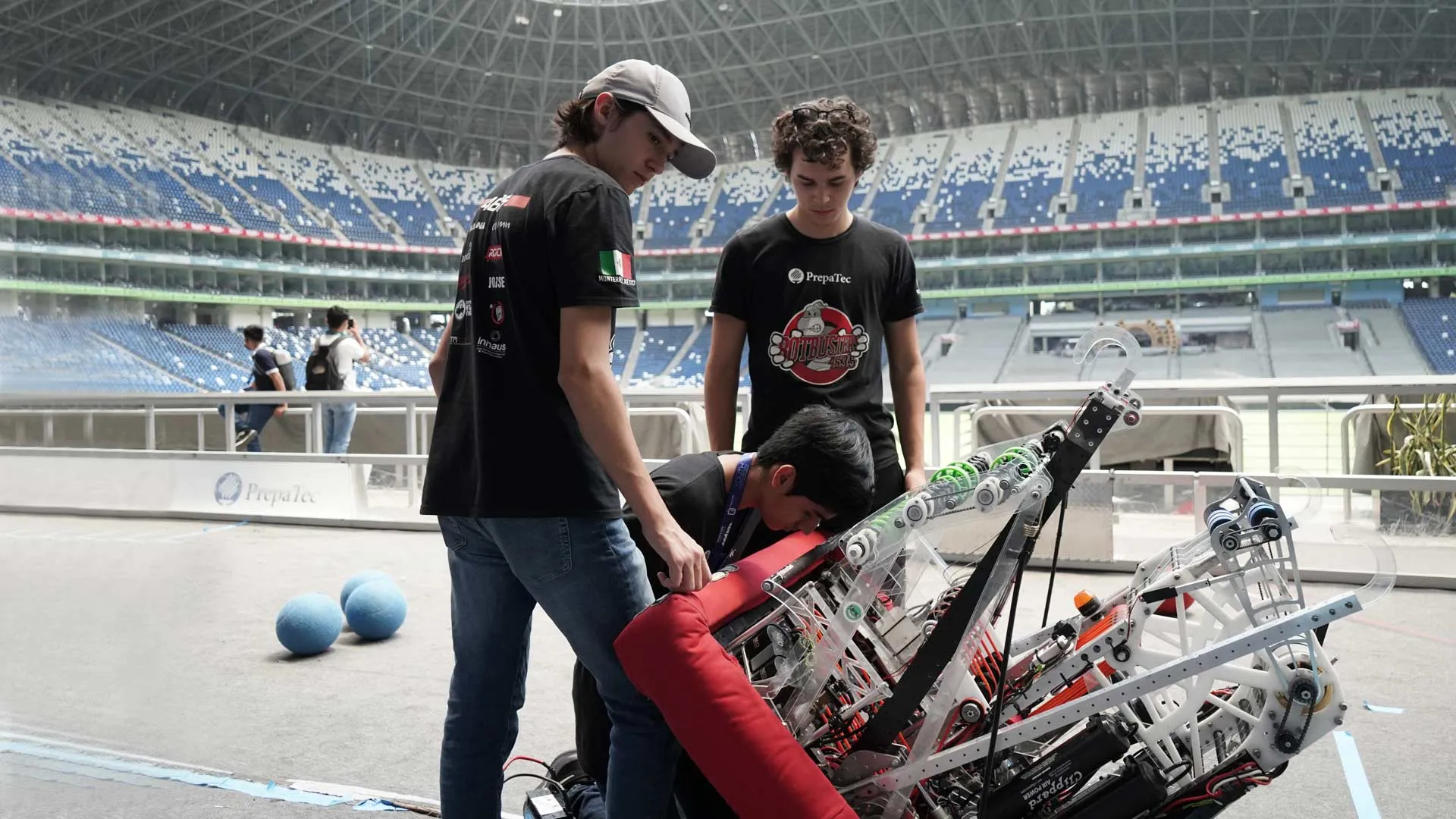 Alumnos de PrepaTec manejando un robot en el Primer Festival de Ciencia y Tecnología del municipio de Guadalupe